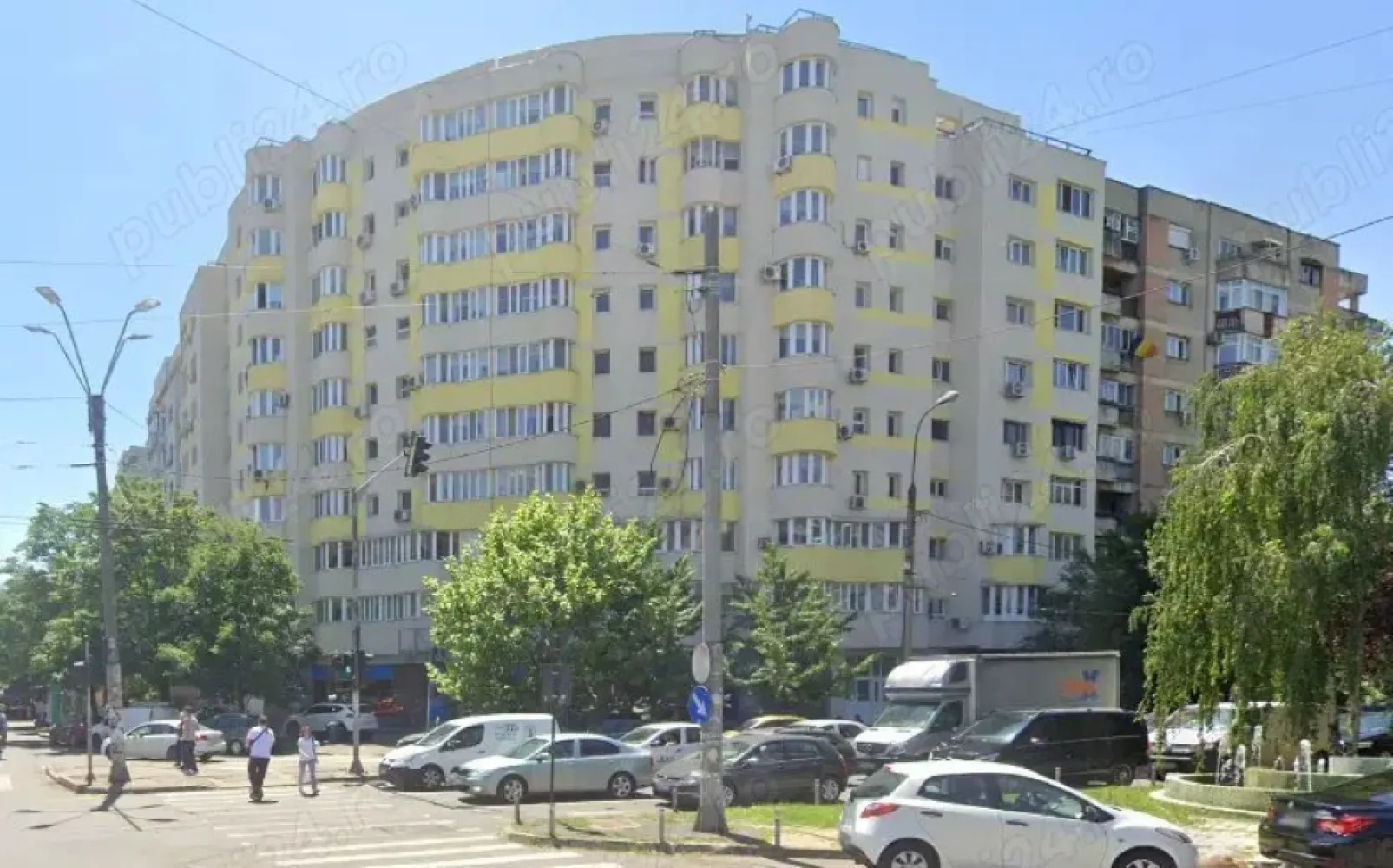 Mihai Bravu. De inchiriat apartament cu 2 camere, 450 Euro luna. - Apartamentul este decomandat, in zona Mihai Bravu intersectie cu Vatra Luminoasa si Matei Voievod. Apartamentul se afla intr-un bloc reabilitat recent, este luminous si foarte spatios. Suprafata utila este de 63 mp., etajul 7 din 8, bloc construit dupa 1985, dupa noile normative antiseismice, foarte solid si sigur. Apartamentul este decomandat, cele 2 camere sunt amenajate pentru dormitoare. Bucataria este utilata cu frigider si aragaz, avertizor de gaze la bucatarie si repartitoare de caldura in toate camerele, apometre la baie si bucatarie si masina de spalat rufe. Totul este functional. Pentru confort si pastrarea curateniei pardoselile sunt cu gresie, peretii in baie cu faianta si in bucatarie partial cu faianta, corpuri de iluminat noi, moderne cu led. Cabluri internet si tv trase pe pozitie si se pot deschide la inchiriere. Balcon inchis, ferestre din PVC cu geam tip termopan.
Suntem deschisi si acceptam propunerile si recomandarile potentialilor chiriasi, de asemenea pretul chiriei este usor negociabil.
Apartamentul este disponibil imediat. Sunati proprietarul la tel sau pe WhatsApp la +972506216303