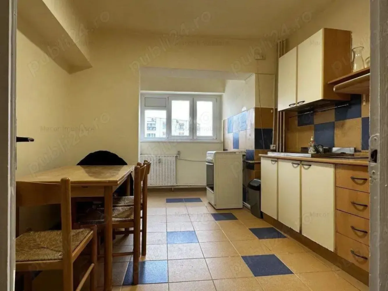 Mihai Bravu. De inchiriat apartament cu 2 camere, 450 Euro luna. - Apartamentul este decomandat, in zona Mihai Bravu intersectie cu Vatra Luminoasa si Matei Voievod. Apartamentul se afla intr-un bloc reabilitat recent, este luminous si foarte spatios. Suprafata utila este de 63 mp., etajul 7 din 8, bloc construit dupa 1985, dupa noile normative antiseismice, foarte solid si sigur. Apartamentul este decomandat, cele 2 camere sunt amenajate pentru dormitoare. Bucataria este utilata cu frigider si aragaz, avertizor de gaze la bucatarie si repartitoare de caldura in toate camerele, apometre la baie si bucatarie si masina de spalat rufe. Totul este functional. Pentru confort si pastrarea curateniei pardoselile sunt cu gresie, peretii in baie cu faianta si in bucatarie partial cu faianta, corpuri de iluminat noi, moderne cu led. Cabluri internet si tv trase pe pozitie si se pot deschide la inchiriere. Balcon inchis, ferestre din PVC cu geam tip termopan.
Suntem deschisi si acceptam propunerile si recomandarile potentialilor chiriasi, de asemenea pretul chiriei este usor negociabil.
Apartamentul este disponibil imediat. Sunati proprietarul la tel sau pe WhatsApp la +972506216303