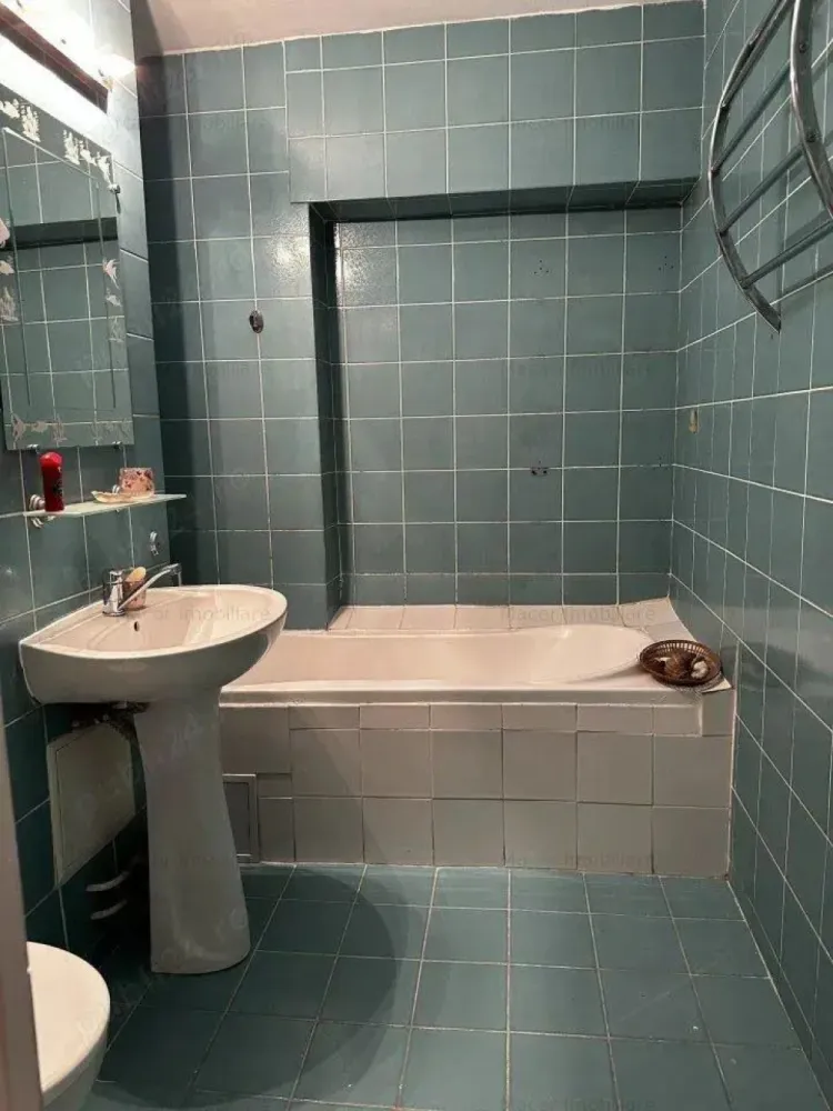 Mihai Bravu. De inchiriat apartament cu 2 camere, 450 Euro luna. - Apartamentul este decomandat, in zona Mihai Bravu intersectie cu Vatra Luminoasa si Matei Voievod. Apartamentul se afla intr-un bloc reabilitat recent, este luminous si foarte spatios. Suprafata utila este de 63 mp., etajul 7 din 8, bloc construit dupa 1985, dupa noile normative antiseismice, foarte solid si sigur. Apartamentul este decomandat, cele 2 camere sunt amenajate pentru dormitoare. Bucataria este utilata cu frigider si aragaz, avertizor de gaze la bucatarie si repartitoare de caldura in toate camerele, apometre la baie si bucatarie si masina de spalat rufe. Totul este functional. Pentru confort si pastrarea curateniei pardoselile sunt cu gresie, peretii in baie cu faianta si in bucatarie partial cu faianta, corpuri de iluminat noi, moderne cu led. Cabluri internet si tv trase pe pozitie si se pot deschide la inchiriere. Balcon inchis, ferestre din PVC cu geam tip termopan.
Suntem deschisi si acceptam propunerile si recomandarile potentialilor chiriasi, de asemenea pretul chiriei este usor negociabil.
Apartamentul este disponibil imediat. Sunati proprietarul la tel sau pe WhatsApp la +972506216303