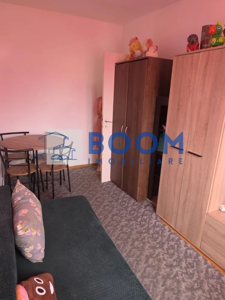Apartament 2 camere decomandat | Nord, Râmnicu Vâlcea | etaj 4 - BOOM Imobiliare va propune spre vanzare Apartament cu 2 camere decomandat de vânzare în zona Nord din Râmnicu Vâlcea, cu 27,88 mp utili și poziționare la etajul 4, potrivit pentru locuire sau utilizare eficientă în oraș.

Detalii proprietate:
• Suprafață utilă: 27,88 mp
• Apartament cu 2 camere, compartimentare decomandată
• Etaj 4
• An construcție: 1972
• Apartament disponibil pentru vânzare

Zonă și acces:
Proprietatea este amplasată în zona Nord, în apropiere de Spitalul Județean, Liceul Sanitar, Liceul Energetic, grădiniță, teren de joacă și supermarketuri, cu acces facil la punctele de interes urban din Râmnicu Vâlcea.

Pentru detalii suplimentare și programarea unei vizionări, contactați echipa MAAC Imobiliare și menționați Cod anunț CP3195674