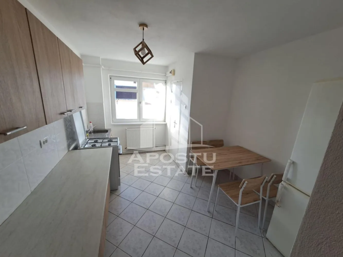 Apartament doua camere,Zona Banu Maracine - Apostu Estate vă oferă spre închiriere un apartament cu 2 camere, decomandat, situat în zona Banu Mărăcine.
Acest apartament este foarte luminos, spațios și bine compartimentat, fiind ideal pentru un cuplu, o persoană sau o familie care își dorește confort și acces facil către principalele puncte de interes ale orașului.
Avantaje:
2 camere decomandate;
Compartimentare practică și eficientă;
Camere luminoase și spațioase;
Zonă liniștită, cu acces rapid la mijloacele de transport în comun;
În apropiere de magazine, supermarketuri precum Kaufland și Lidl, farmacii, restaurante și alte facilități;
Acces facil către principalele artere ale orașului.
Pentru mai multe informații sau pentru programarea unei vizionări, vă stăm la dispoziție!
CP3216062
