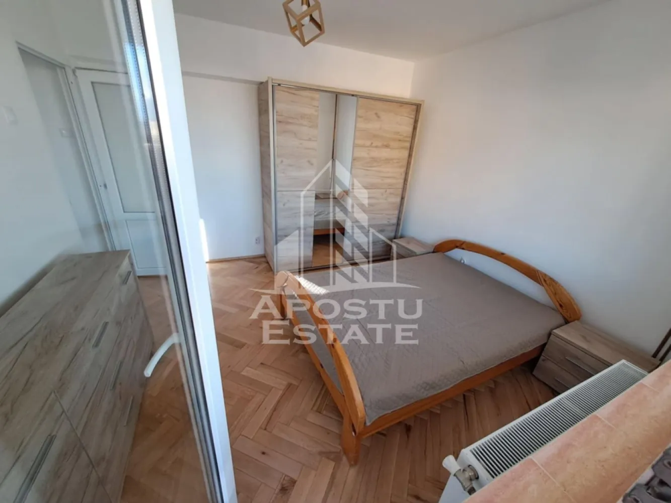 Apartament doua camere,Zona Banu Maracine - Apostu Estate vă oferă spre închiriere un apartament cu 2 camere, decomandat, situat în zona Banu Mărăcine.
Acest apartament este foarte luminos, spațios și bine compartimentat, fiind ideal pentru un cuplu, o persoană sau o familie care își dorește confort și acces facil către principalele puncte de interes ale orașului.
Avantaje:
2 camere decomandate;
Compartimentare practică și eficientă;
Camere luminoase și spațioase;
Zonă liniștită, cu acces rapid la mijloacele de transport în comun;
În apropiere de magazine, supermarketuri precum Kaufland și Lidl, farmacii, restaurante și alte facilități;
Acces facil către principalele artere ale orașului.
Pentru mai multe informații sau pentru programarea unei vizionări, vă stăm la dispoziție!
CP3216062