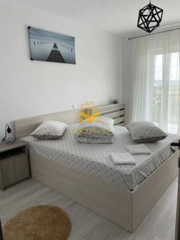 2 camere, bloc nou, garaj, Gheorgheni,Soporului zona Iulius Mall,FSEGA - GOLDNESS Imobiliare vă propune spre închiriere un apartament cu 2 camere complet mobilat și utilat, la etajul 6 într-un imobil de 7 etaje, în Cartierul Gheorgheni.
Dispune de loc de parcare subterana!
Se află în apropierea stațiilor de transport în comun, magazine, restaurante, spații verzi, farmacii, etc. 

Apartamentul este compartimentat astfel:
 - dormitor cu pat matrimonial, dressing, noptiere
 - living cu bucatarie open space complet utilată și mobilată, canapea extensibilă, loc de servit masa 
 - baie cu cada, calorifer port prosop și dulap pentru depozitare.
 - terasa de 10 mp.

Imobilul este dotat cu toate cele necesare- centrală proprie, frigider, aragaz, hotă, mașină de spălat haine, etc. 

Dacă sunteți interesați de acest apartament și doriți să îl vizionați, dar și pentru alte oferte nu ezitați să ne contactați telefonic sau prin e-mail. Vă stăm la dispoziție!
Pentru intermediere se percepe un comision de 50% din prețul chiriei!