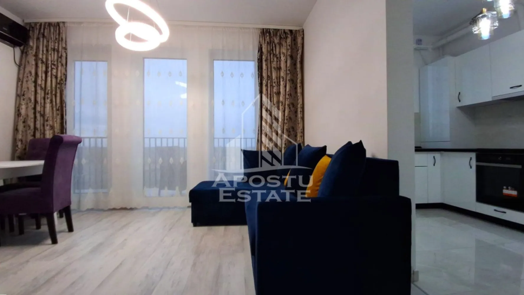 Aartament modern 2 camere decomandat westfield - Apostu Estate va propune spre inchiriere un apartament cu 2 camere, situat in cartierul Westfield, o zona moderna, linistita si apreciata pentru confortul si calitatea vietii oferite.

Apartamentul este compartimentat eficient si dispune de un dormitor spatios, un living luminos, o bucatarie complet mobilata si utilata, o baie si un balcon, oferind un ambient elegant si primitor, ideal pentru un stil de viata modern.
Locuinta se inchiriaza complet mobilata si utilata, fiind pregatita pentru mutare imediata. Mobilierul de calitate si electrocasnicele necesare asigura confortul zilnic, astfel incat viitorii chiriasi sa se bucure de un camin functional si bine intretinut.
Amplasarea in cartierul Westfield ofera un cadru linistit, departe de aglomeratia urbana, dar cu acces facil catre oras si principalele puncte de interes, fiind alegerea ideala pentru persoane active, cupluri sau familii care apreciaza confortul si intimitatea.
Apartamentul se inchiriaza pe termen lung.
Pentru mai multe informatii si programarea unei vizionari, echipa Apostu Estate va sta la dispozitie.
ID: CP3213649