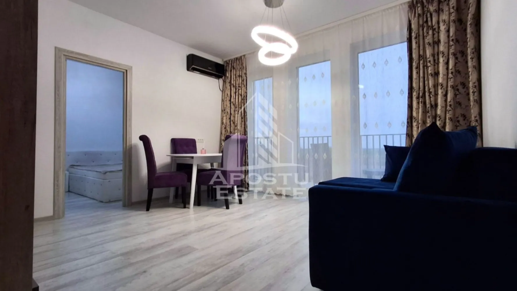Aartament modern 2 camere decomandat westfield - Apostu Estate va propune spre inchiriere un apartament cu 2 camere, situat in cartierul Westfield, o zona moderna, linistita si apreciata pentru confortul si calitatea vietii oferite.

Apartamentul este compartimentat eficient si dispune de un dormitor spatios, un living luminos, o bucatarie complet mobilata si utilata, o baie si un balcon, oferind un ambient elegant si primitor, ideal pentru un stil de viata modern.
Locuinta se inchiriaza complet mobilata si utilata, fiind pregatita pentru mutare imediata. Mobilierul de calitate si electrocasnicele necesare asigura confortul zilnic, astfel incat viitorii chiriasi sa se bucure de un camin functional si bine intretinut.
Amplasarea in cartierul Westfield ofera un cadru linistit, departe de aglomeratia urbana, dar cu acces facil catre oras si principalele puncte de interes, fiind alegerea ideala pentru persoane active, cupluri sau familii care apreciaza confortul si intimitatea.
Apartamentul se inchiriaza pe termen lung.
Pentru mai multe informatii si programarea unei vizionari, echipa Apostu Estate va sta la dispozitie.
ID: CP3213649