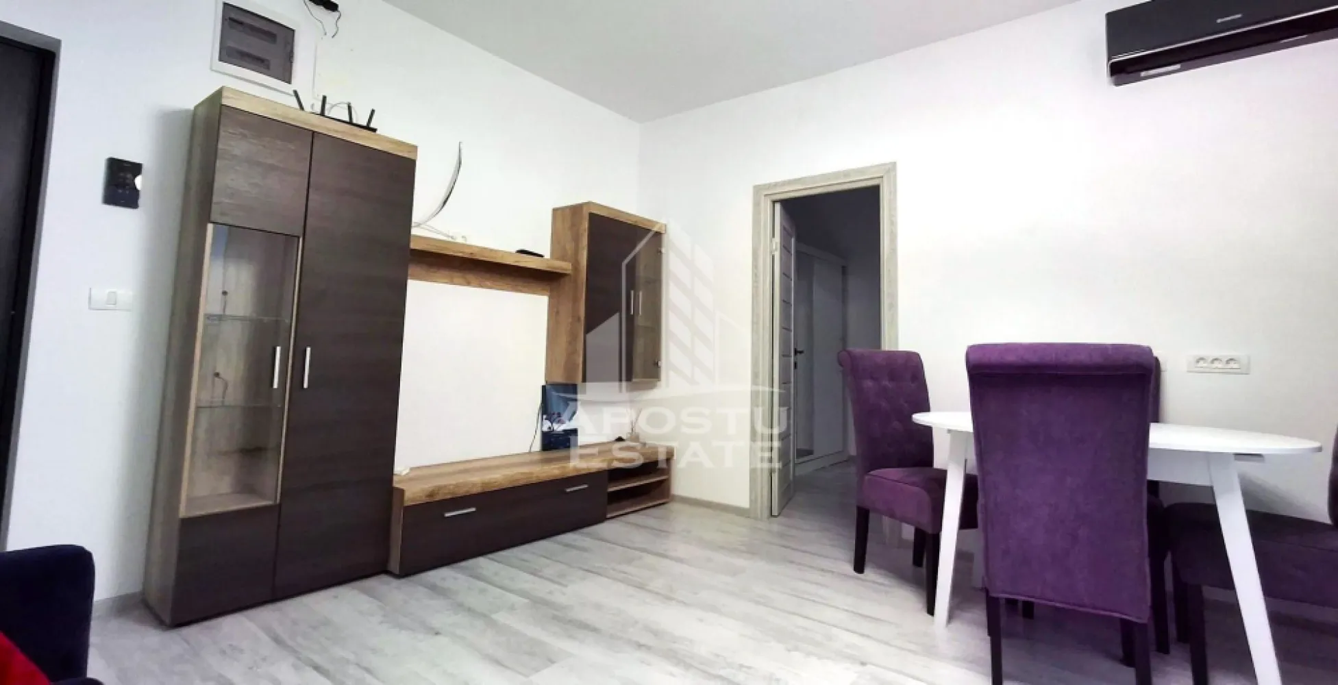 Aartament modern 2 camere decomandat westfield - Apostu Estate va propune spre inchiriere un apartament cu 2 camere, situat in cartierul Westfield, o zona moderna, linistita si apreciata pentru confortul si calitatea vietii oferite.

Apartamentul este compartimentat eficient si dispune de un dormitor spatios, un living luminos, o bucatarie complet mobilata si utilata, o baie si un balcon, oferind un ambient elegant si primitor, ideal pentru un stil de viata modern.
Locuinta se inchiriaza complet mobilata si utilata, fiind pregatita pentru mutare imediata. Mobilierul de calitate si electrocasnicele necesare asigura confortul zilnic, astfel incat viitorii chiriasi sa se bucure de un camin functional si bine intretinut.
Amplasarea in cartierul Westfield ofera un cadru linistit, departe de aglomeratia urbana, dar cu acces facil catre oras si principalele puncte de interes, fiind alegerea ideala pentru persoane active, cupluri sau familii care apreciaza confortul si intimitatea.
Apartamentul se inchiriaza pe termen lung.
Pentru mai multe informatii si programarea unei vizionari, echipa Apostu Estate va sta la dispozitie.
ID: CP3213649