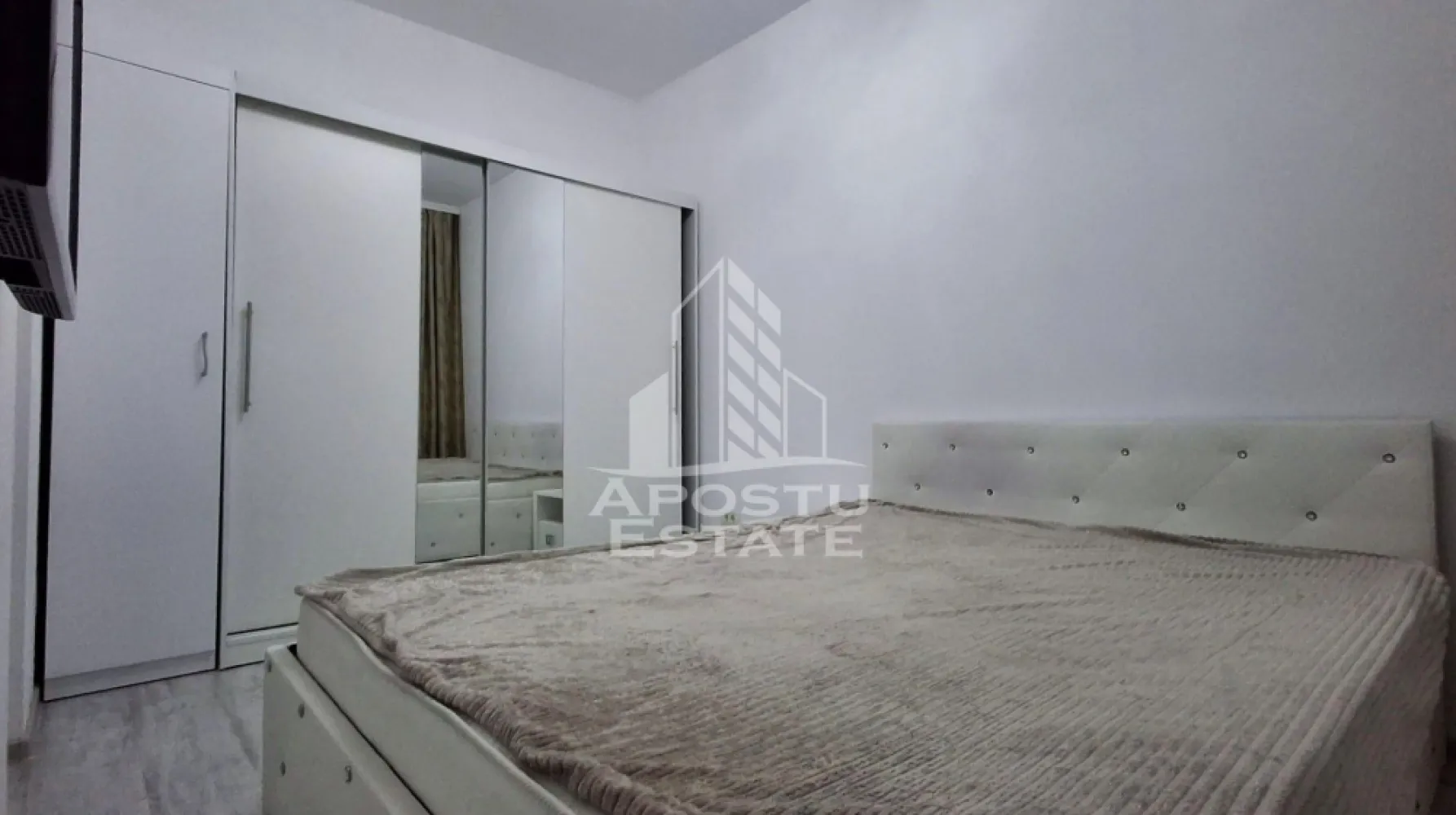 Aartament modern 2 camere decomandat westfield - Apostu Estate va propune spre inchiriere un apartament cu 2 camere, situat in cartierul Westfield, o zona moderna, linistita si apreciata pentru confortul si calitatea vietii oferite.

Apartamentul este compartimentat eficient si dispune de un dormitor spatios, un living luminos, o bucatarie complet mobilata si utilata, o baie si un balcon, oferind un ambient elegant si primitor, ideal pentru un stil de viata modern.
Locuinta se inchiriaza complet mobilata si utilata, fiind pregatita pentru mutare imediata. Mobilierul de calitate si electrocasnicele necesare asigura confortul zilnic, astfel incat viitorii chiriasi sa se bucure de un camin functional si bine intretinut.
Amplasarea in cartierul Westfield ofera un cadru linistit, departe de aglomeratia urbana, dar cu acces facil catre oras si principalele puncte de interes, fiind alegerea ideala pentru persoane active, cupluri sau familii care apreciaza confortul si intimitatea.
Apartamentul se inchiriaza pe termen lung.
Pentru mai multe informatii si programarea unei vizionari, echipa Apostu Estate va sta la dispozitie.
ID: CP3213649