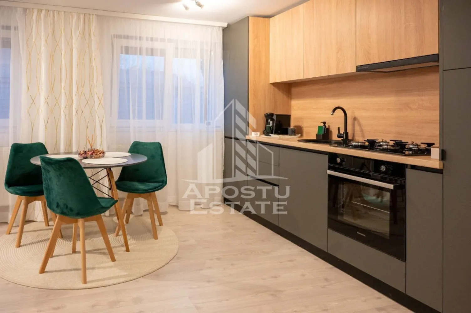 Apartament 2 camere, centrala proprie, petfriendly, zona Fratelia - APOSTU ESTATE va propune spre inchiriere un apartament cu 2 camere la curte comuna, situat intr-o zona linistita si bine conectata la principalele puncte de interes din Timisoara – zona Fratelia.

Apartamentul are o suprafata utila de 70 mp si este compartimentat eficient, oferind un spatiu ideal pentru un stil de viata practic si confortabil. Se inchiriaza complet mobilat si utilat.

Compartimentare:

Living luminos open space cu bucataria mobilata

Dormitor spatios si primitor

Bucatarie complet echipata cu loc de luat masa

Baie dotata cu toate cele necesare

Localizarea in zona Fratelia-Girocului. ofera numeroase avantaje: acces rapid la mijloace de transport in comun, supermarketuri, farmacii, scoli si alte facilitati urbane. In acelasi timp, zona este linistita si sigura, perfecta pentru un trai relaxat.

Apartamentul este potrivit persoanelor fumatoare, cuplurilor, studentilor si familiilor, dar si persoanelor cu un catel sau o pisica.

Chiria lunara este de 450 EUR, iar garantia solicitata este de 450 EUR.

Apartamentul este disponibil din 1 august.
Daca esti in cautarea unui apartament functional si bine amplasat in Timisoara, te invitam cu drag la o vizionare!

ID intern: CP2802483