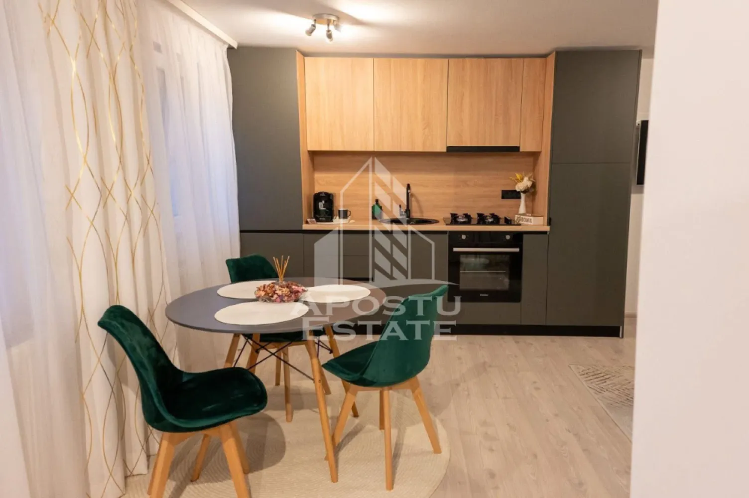 Apartament 2 camere, centrala proprie, petfriendly, zona Fratelia - APOSTU ESTATE va propune spre inchiriere un apartament cu 2 camere la curte comuna, situat intr-o zona linistita si bine conectata la principalele puncte de interes din Timisoara – zona Fratelia.

Apartamentul are o suprafata utila de 70 mp si este compartimentat eficient, oferind un spatiu ideal pentru un stil de viata practic si confortabil. Se inchiriaza complet mobilat si utilat.

Compartimentare:

Living luminos open space cu bucataria mobilata

Dormitor spatios si primitor

Bucatarie complet echipata cu loc de luat masa

Baie dotata cu toate cele necesare

Localizarea in zona Fratelia-Girocului. ofera numeroase avantaje: acces rapid la mijloace de transport in comun, supermarketuri, farmacii, scoli si alte facilitati urbane. In acelasi timp, zona este linistita si sigura, perfecta pentru un trai relaxat.

Apartamentul este potrivit persoanelor fumatoare, cuplurilor, studentilor si familiilor, dar si persoanelor cu un catel sau o pisica.

Chiria lunara este de 450 EUR, iar garantia solicitata este de 450 EUR.

Apartamentul este disponibil din 1 august.
Daca esti in cautarea unui apartament functional si bine amplasat in Timisoara, te invitam cu drag la o vizionare!

ID intern: CP2802483