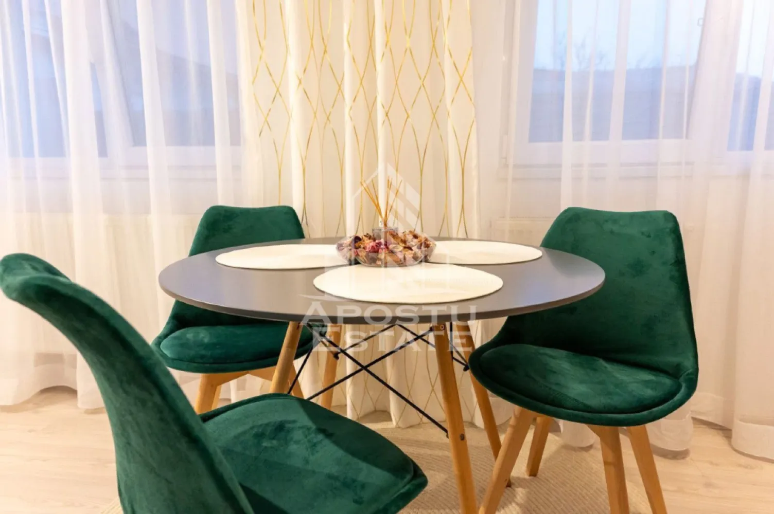 Apartament 2 camere, centrala proprie, petfriendly, zona Fratelia - APOSTU ESTATE va propune spre inchiriere un apartament cu 2 camere la curte comuna, situat intr-o zona linistita si bine conectata la principalele puncte de interes din Timisoara – zona Fratelia.

Apartamentul are o suprafata utila de 70 mp si este compartimentat eficient, oferind un spatiu ideal pentru un stil de viata practic si confortabil. Se inchiriaza complet mobilat si utilat.

Compartimentare:

Living luminos open space cu bucataria mobilata

Dormitor spatios si primitor

Bucatarie complet echipata cu loc de luat masa

Baie dotata cu toate cele necesare

Localizarea in zona Fratelia-Girocului. ofera numeroase avantaje: acces rapid la mijloace de transport in comun, supermarketuri, farmacii, scoli si alte facilitati urbane. In acelasi timp, zona este linistita si sigura, perfecta pentru un trai relaxat.

Apartamentul este potrivit persoanelor fumatoare, cuplurilor, studentilor si familiilor, dar si persoanelor cu un catel sau o pisica.

Chiria lunara este de 450 EUR, iar garantia solicitata este de 450 EUR.

Apartamentul este disponibil din 1 august.
Daca esti in cautarea unui apartament functional si bine amplasat in Timisoara, te invitam cu drag la o vizionare!

ID intern: CP2802483