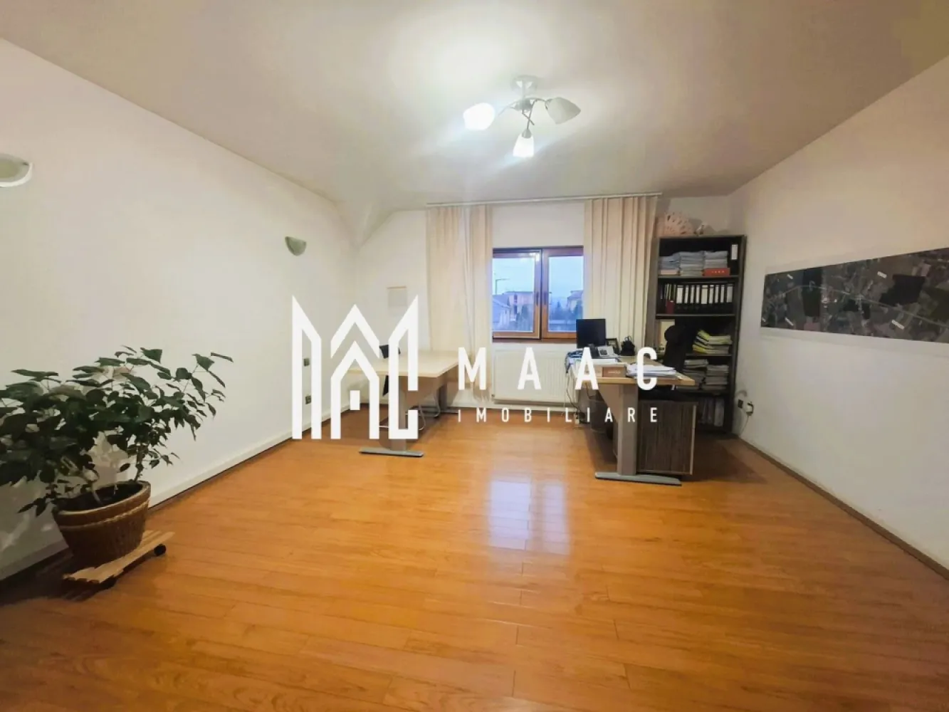 Casă de vânzare Șelimbăr | 9 camere | 395 mp utili, teren 544 mp - MAAC Imobiliare vă propune spre vânzare o casă individuală cu 9 camere în Șelimbăr, pe strada Octavian Goga, cu 395 mp utili, teren de 544 mp și compartimentare pe demisol, parter, etaj și mansardă.

Detalii proprietate:
• Suprafață utilă: 395 mp
• Teren: 544 mp
• Regim de înălțime: demisol, parter, etaj și mansardă
• Construcție finalizată în 2018
• 9 camere, 3 băi și 1 bucătărie
• Parter cu hol de acces generos, living cu ieșire pe terasă, loc de luat masa, bucătărie cu cămară, baie cu geam de aerisire, casa scării și garaj
• Etaj cu hol de acces, 4 dormitoare, baie spațioasă cu geam de aerisire și terasă
• Mansardă cu living, 2 dormitoare, baie spațioasă cu geam de aerisire și spațiu suplimentar pentru depozitare
• Curte individuală de aproximativ 300 mp, amenajată cu zonă verde și zonă pavată
• 2 locuri de parcare exterioare și 1 loc în garaj
• Acoperiș din țiglă

Proprietatea este situată în Șelimbăr, pe strada Octavian Goga, și oferă spații generoase atât la interior, cât și în exterior. Curtea individuală și terasa completează funcțional o casă potrivită pentru locuire pe mai multe niveluri, cu zone distincte pentru zi, odihnă și depozitare.

Pentru detalii suplimentare și programarea unei vizionări, contactați echipa MAAC Imobiliare. Cod anunț CP3189896.