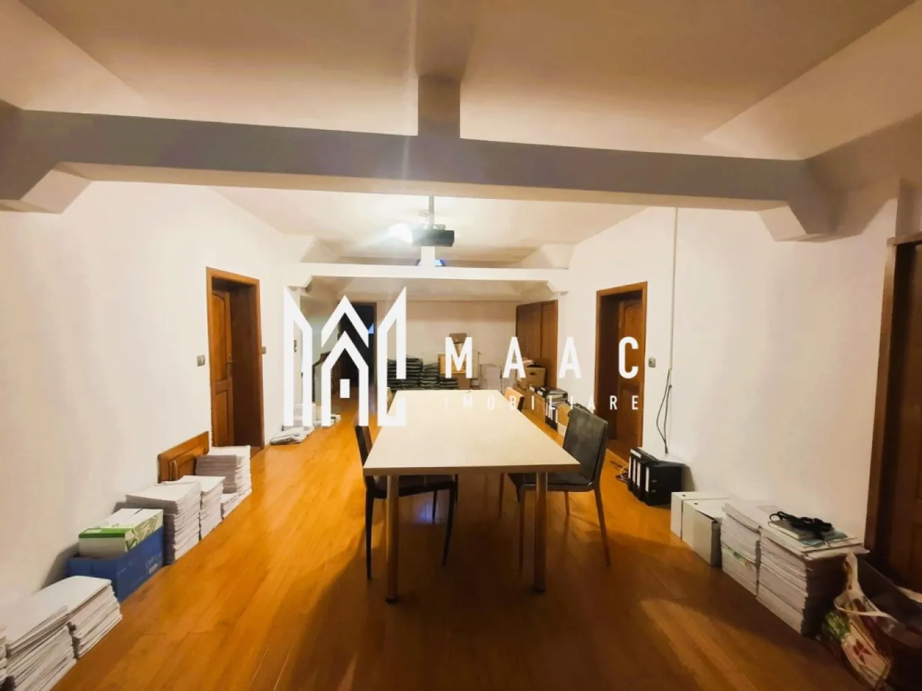 Casă de vânzare Șelimbăr | 9 camere | 395 mp utili, teren 544 mp - MAAC Imobiliare vă propune spre vânzare o casă individuală cu 9 camere în Șelimbăr, pe strada Octavian Goga, cu 395 mp utili, teren de 544 mp și compartimentare pe demisol, parter, etaj și mansardă.

Detalii proprietate:
• Suprafață utilă: 395 mp
• Teren: 544 mp
• Regim de înălțime: demisol, parter, etaj și mansardă
• Construcție finalizată în 2018
• 9 camere, 3 băi și 1 bucătărie
• Parter cu hol de acces generos, living cu ieșire pe terasă, loc de luat masa, bucătărie cu cămară, baie cu geam de aerisire, casa scării și garaj
• Etaj cu hol de acces, 4 dormitoare, baie spațioasă cu geam de aerisire și terasă
• Mansardă cu living, 2 dormitoare, baie spațioasă cu geam de aerisire și spațiu suplimentar pentru depozitare
• Curte individuală de aproximativ 300 mp, amenajată cu zonă verde și zonă pavată
• 2 locuri de parcare exterioare și 1 loc în garaj
• Acoperiș din țiglă

Proprietatea este situată în Șelimbăr, pe strada Octavian Goga, și oferă spații generoase atât la interior, cât și în exterior. Curtea individuală și terasa completează funcțional o casă potrivită pentru locuire pe mai multe niveluri, cu zone distincte pentru zi, odihnă și depozitare.

Pentru detalii suplimentare și programarea unei vizionări, contactați echipa MAAC Imobiliare. Cod anunț CP3189896.
