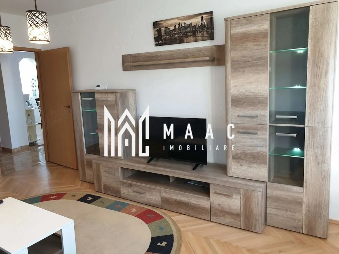 Apartament 2 camere | Sub Arini, Sibiu | 56 mp, decomandat - Apartament de închiriat în Sibiu, în zona Sub Arini, cu 2 camere decomandate, 56 mp utili și balcon, mobilat și utilat, disponibil din 1 august.

Detalii proprietate:
• Suprafață utilă: 56 mp
• Suprafață construită: 67 mp
• Compartimentare: decomandat
• Configurație: 1 dormitor, 1 baie, 1 bucătărie
• Etaj 3 din 5
• An construcție: 1975
• Stare interioară: bună
• Balcon: 1
• Mobilat și utilat
• Construcție finalizată

Zona Sub Arini din Sibiu oferă acces rapid către parc, magazine, farmacii și bănci, iar poziționarea în oraș face deplasarea ușoară către punctele de interes curente.

Cod anunț CP3215316. Contactați-ne pentru o vizionare și pentru detalii despre disponibilitate.