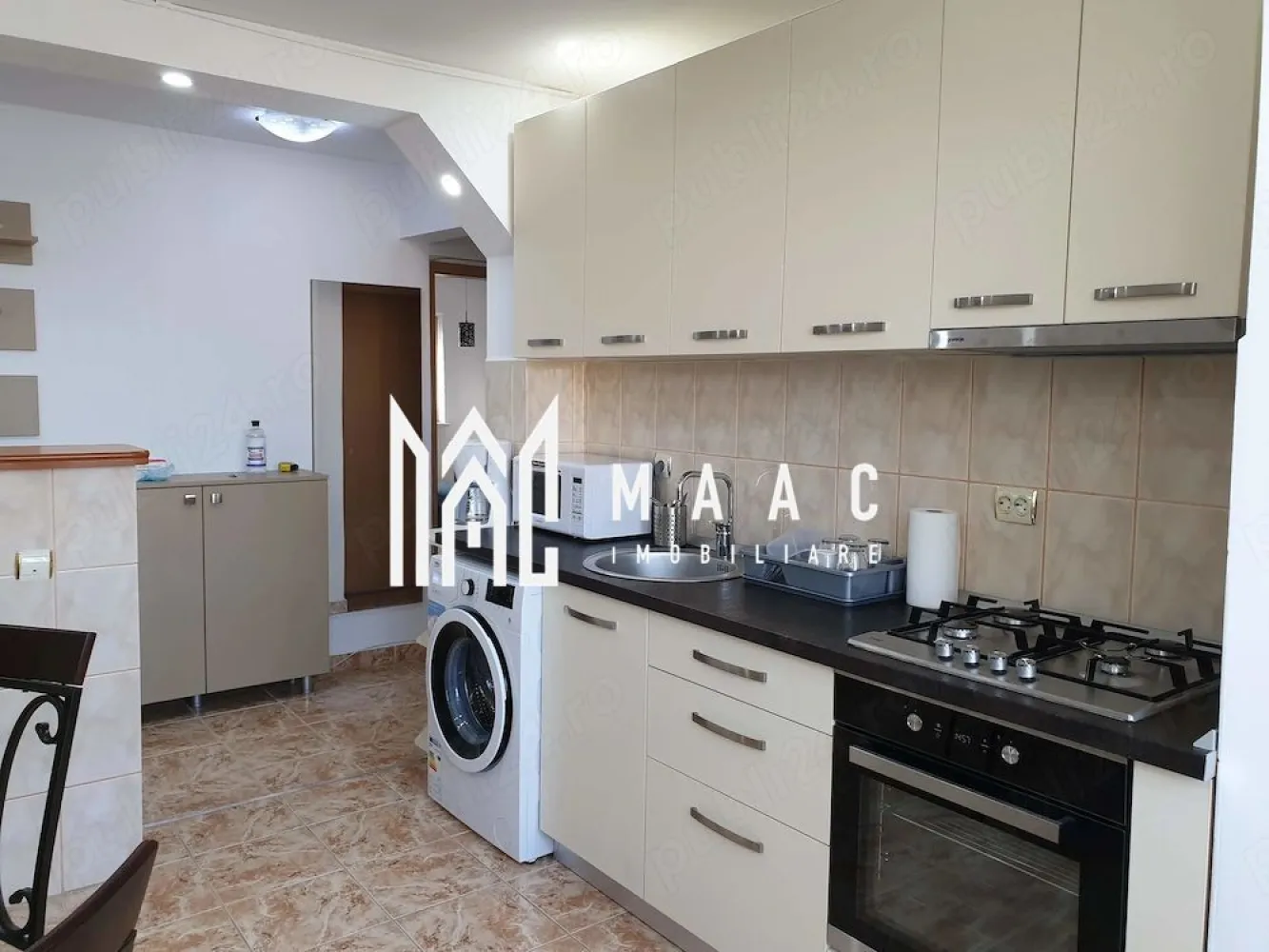 Apartament 2 camere | Sub Arini, Sibiu | 56 mp, decomandat - Apartament de închiriat în Sibiu, în zona Sub Arini, cu 2 camere decomandate, 56 mp utili și balcon, mobilat și utilat, disponibil din 1 august.

Detalii proprietate:
• Suprafață utilă: 56 mp
• Suprafață construită: 67 mp
• Compartimentare: decomandat
• Configurație: 1 dormitor, 1 baie, 1 bucătărie
• Etaj 3 din 5
• An construcție: 1975
• Stare interioară: bună
• Balcon: 1
• Mobilat și utilat
• Construcție finalizată

Zona Sub Arini din Sibiu oferă acces rapid către parc, magazine, farmacii și bănci, iar poziționarea în oraș face deplasarea ușoară către punctele de interes curente.

Cod anunț CP3215316. Contactați-ne pentru o vizionare și pentru detalii despre disponibilitate.
