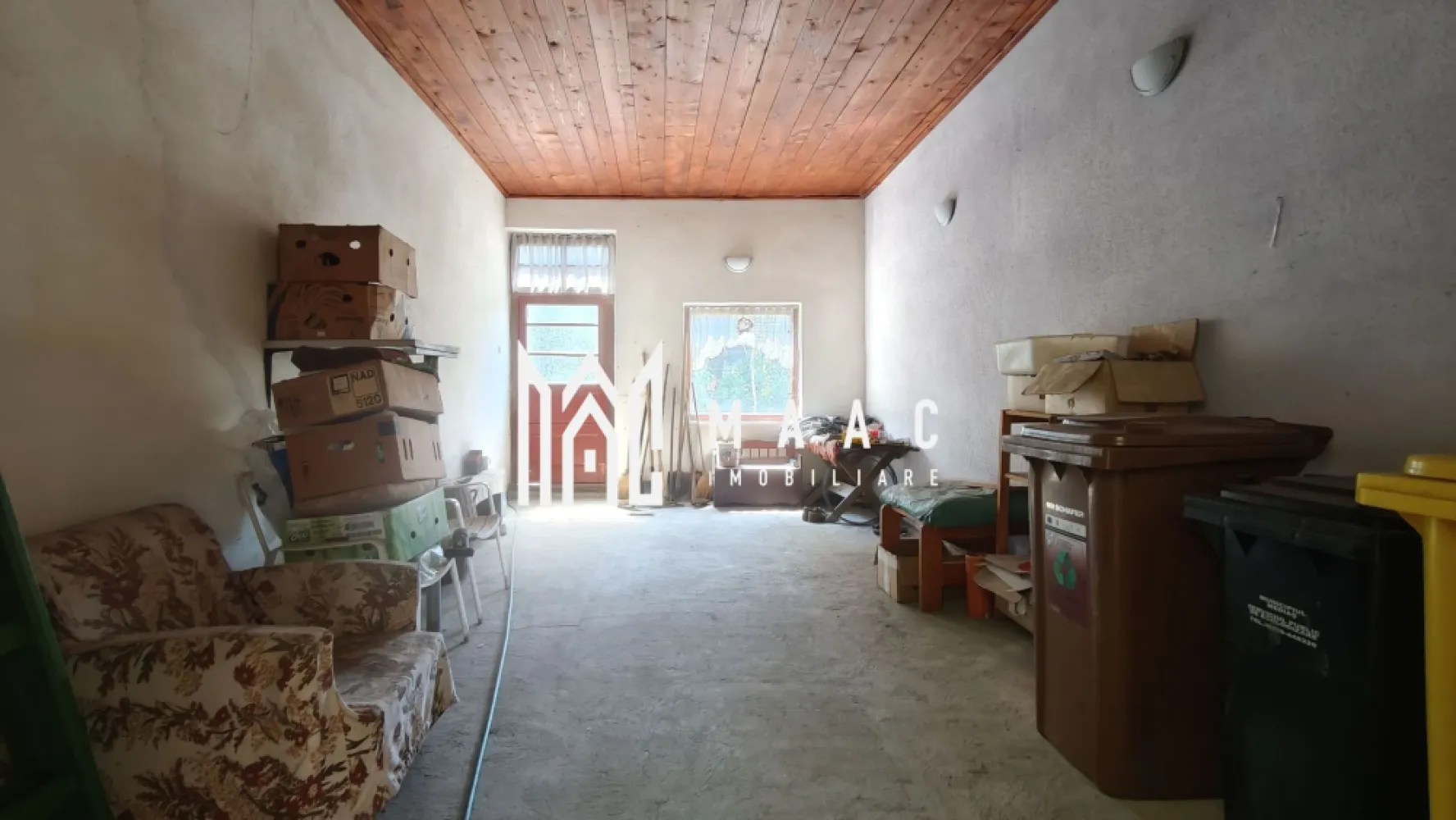 Casă 6 camere individuală | Mediaș Nord-Est | 168 mp, teren 360 mp - Casă individuală cu 6 camere în zona Nord-Est din Mediaș, compusă din două corpuri pe teren de 360 mp, cu 168 mp utili și posibilitatea de locuire imediată în corpul vechi, în timp ce corpul nou poate fi finisat după preferințe.

Detalii proprietate:
• Suprafață utilă totală: 168 mp
• Teren: 360 mp
• Casă veche de aproximativ 70 mp: 3 camere, bucătărie, cămară, antreu și o baie
• Baia din corpul vechi este modernizată, iar instalația electrică are panou nou de siguranțe
• Ferestre termopan în antreu, 5 uși înlocuite și încălzire cu două sobe mari de teracotă
• Casă nouă de 98,77 mp total: parter cu bucătărie de 19,69 mp, cămară, garaj de 22,67 mp și acces la pivniță
• Mansardă cu 3 camere decomandate din hol și WC de serviciu
• Construcție din cărămidă, acoperiș din țiglă refăcut, structură finalizată și finisaje rămase la alegerea viitorului proprietar
• 3 locuri de parcare și un balcon

Curtea este pavată și include zonă pentru terasă, spațiu pentru grătar, magazie, grădină însorită cu viță de vie și pomi. Proprietatea este amplasată pe o stradă liniștită din Mediaș, la aproximativ 14 minute de mers pe jos de centru, iar apa pluvială din curte este racordată la canalizare.

Programează o vizionare și descoperă potențialul acestei proprietăți cu două corpuri în Mediaș. Cod anunț CP3215671.

Conținut optimizat cu AI, aprobat de agent uman.