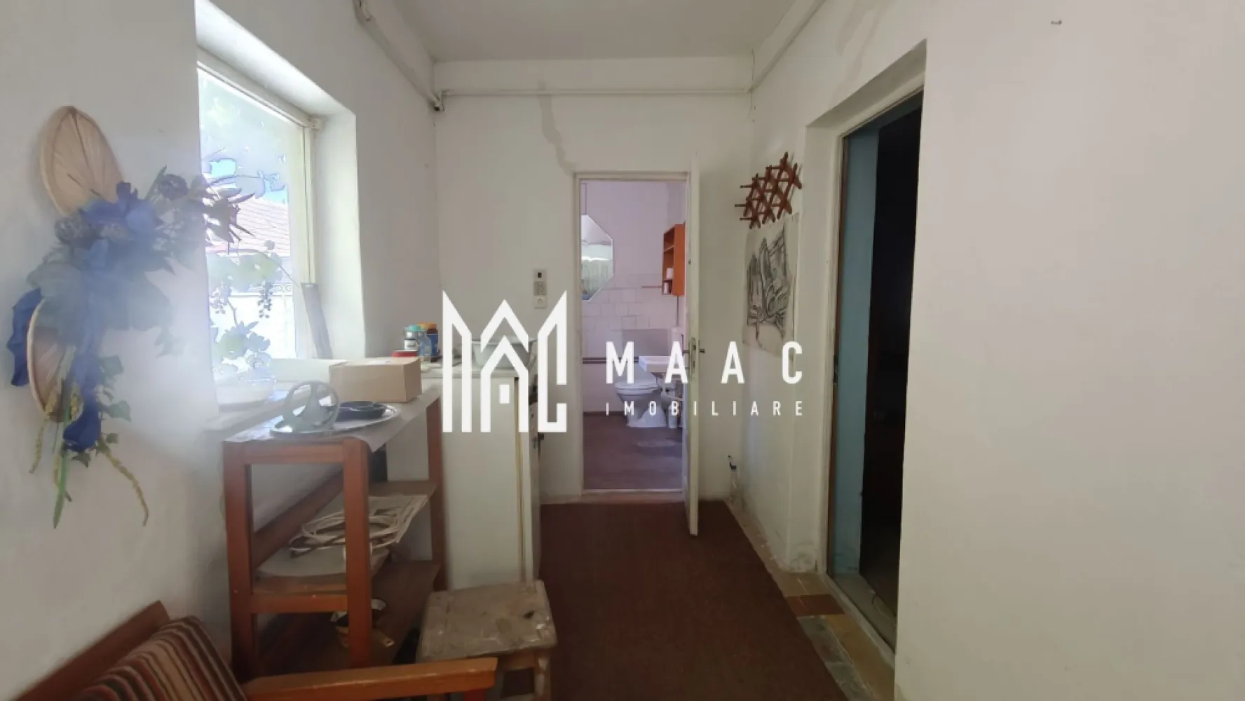 Casă 6 camere individuală | Mediaș Nord-Est | 168 mp, teren 360 mp - Casă individuală cu 6 camere în zona Nord-Est din Mediaș, compusă din două corpuri pe teren de 360 mp, cu 168 mp utili și posibilitatea de locuire imediată în corpul vechi, în timp ce corpul nou poate fi finisat după preferințe.

Detalii proprietate:
• Suprafață utilă totală: 168 mp
• Teren: 360 mp
• Casă veche de aproximativ 70 mp: 3 camere, bucătărie, cămară, antreu și o baie
• Baia din corpul vechi este modernizată, iar instalația electrică are panou nou de siguranțe
• Ferestre termopan în antreu, 5 uși înlocuite și încălzire cu două sobe mari de teracotă
• Casă nouă de 98,77 mp total: parter cu bucătărie de 19,69 mp, cămară, garaj de 22,67 mp și acces la pivniță
• Mansardă cu 3 camere decomandate din hol și WC de serviciu
• Construcție din cărămidă, acoperiș din țiglă refăcut, structură finalizată și finisaje rămase la alegerea viitorului proprietar
• 3 locuri de parcare și un balcon

Curtea este pavată și include zonă pentru terasă, spațiu pentru grătar, magazie, grădină însorită cu viță de vie și pomi. Proprietatea este amplasată pe o stradă liniștită din Mediaș, la aproximativ 14 minute de mers pe jos de centru, iar apa pluvială din curte este racordată la canalizare.

Programează o vizionare și descoperă potențialul acestei proprietăți cu două corpuri în Mediaș. Cod anunț CP3215671.

Conținut optimizat cu AI, aprobat de agent uman.