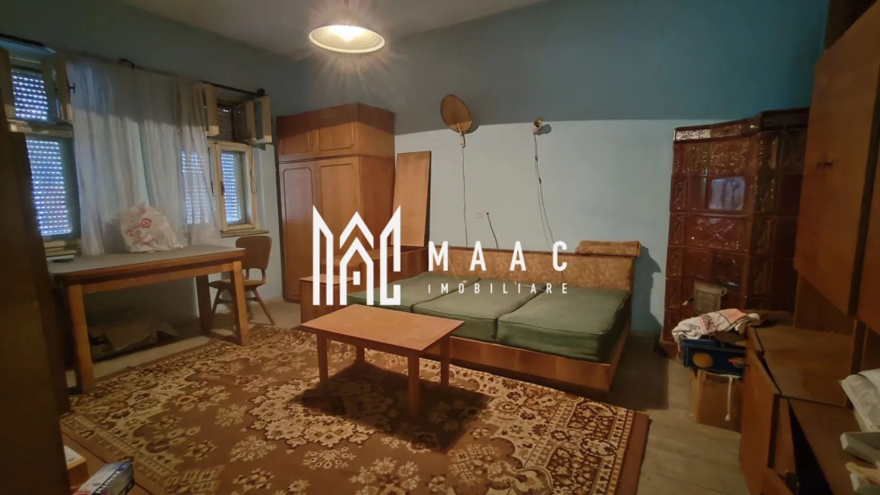 Casă 6 camere individuală | Mediaș Nord-Est | 168 mp, teren 360 mp - Casă individuală cu 6 camere în zona Nord-Est din Mediaș, compusă din două corpuri pe teren de 360 mp, cu 168 mp utili și posibilitatea de locuire imediată în corpul vechi, în timp ce corpul nou poate fi finisat după preferințe.

Detalii proprietate:
• Suprafață utilă totală: 168 mp
• Teren: 360 mp
• Casă veche de aproximativ 70 mp: 3 camere, bucătărie, cămară, antreu și o baie
• Baia din corpul vechi este modernizată, iar instalația electrică are panou nou de siguranțe
• Ferestre termopan în antreu, 5 uși înlocuite și încălzire cu două sobe mari de teracotă
• Casă nouă de 98,77 mp total: parter cu bucătărie de 19,69 mp, cămară, garaj de 22,67 mp și acces la pivniță
• Mansardă cu 3 camere decomandate din hol și WC de serviciu
• Construcție din cărămidă, acoperiș din țiglă refăcut, structură finalizată și finisaje rămase la alegerea viitorului proprietar
• 3 locuri de parcare și un balcon

Curtea este pavată și include zonă pentru terasă, spațiu pentru grătar, magazie, grădină însorită cu viță de vie și pomi. Proprietatea este amplasată pe o stradă liniștită din Mediaș, la aproximativ 14 minute de mers pe jos de centru, iar apa pluvială din curte este racordată la canalizare.

Programează o vizionare și descoperă potențialul acestei proprietăți cu două corpuri în Mediaș. Cod anunț CP3215671.

Conținut optimizat cu AI, aprobat de agent uman.