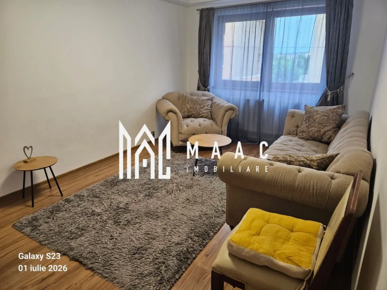 Apartament 3 camere Sibiu | Vasile Aaron | 70 mp, etaj 1, lift - Apartament cu 3 camere de închiriat în Sibiu, zona Vasile Aaron, cu 70 mp utili, situat la etajul 1 al unui bloc cu lift, cu balcon și loc de parcare.

Detalii proprietate:
• Suprafață utilă: 70 mp
• 3 camere, 2 dormitoare, 1 baie și 1 bucătărie
• Etaj 1
• An construcție: 1980
• Balcon închis și baie cu geam
• Centrală termică proprie
• Bucătărie utilată cu plită electrică, cuptor electric, cuptor cu microunde și combină frigorifică
• Include mașină de spălat vase și mașină de spălat rufe cu uscător
• 1 loc de parcare

Zona Vasile Aaron oferă acces facil la locuri de joacă, magazine și alte puncte de interes din Sibiu, iar poziționarea apartamentului face deplasările de zi cu zi mai comode.

Pentru mai multe detalii și programarea unei vizionări, contactați-ne și menționați Cod anunț CP3215886.

Conținut optimizat cu AI, aprobat de agent uman.