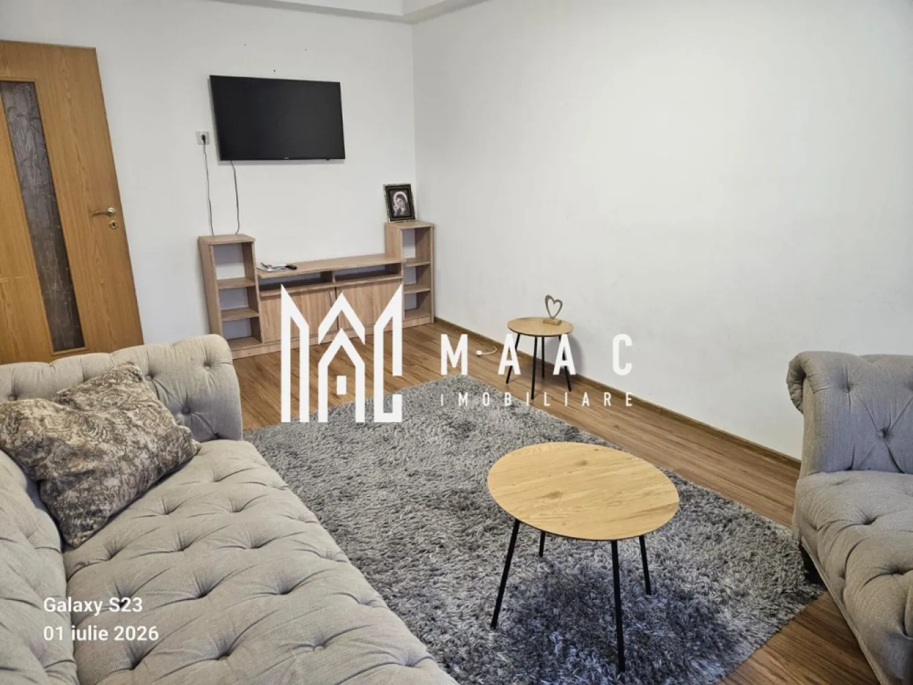 Apartament 3 camere Sibiu | Vasile Aaron | 70 mp, etaj 1, lift - Apartament cu 3 camere de închiriat în Sibiu, zona Vasile Aaron, cu 70 mp utili, situat la etajul 1 al unui bloc cu lift, cu balcon și loc de parcare.

Detalii proprietate:
• Suprafață utilă: 70 mp
• 3 camere, 2 dormitoare, 1 baie și 1 bucătărie
• Etaj 1
• An construcție: 1980
• Balcon închis și baie cu geam
• Centrală termică proprie
• Bucătărie utilată cu plită electrică, cuptor electric, cuptor cu microunde și combină frigorifică
• Include mașină de spălat vase și mașină de spălat rufe cu uscător
• 1 loc de parcare

Zona Vasile Aaron oferă acces facil la locuri de joacă, magazine și alte puncte de interes din Sibiu, iar poziționarea apartamentului face deplasările de zi cu zi mai comode.

Pentru mai multe detalii și programarea unei vizionări, contactați-ne și menționați Cod anunț CP3215886.

Conținut optimizat cu AI, aprobat de agent uman.