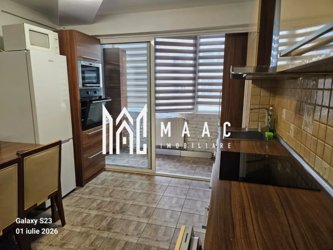 Apartament 3 camere Sibiu | Vasile Aaron | 70 mp, etaj 1, lift - Apartament cu 3 camere de închiriat în Sibiu, zona Vasile Aaron, cu 70 mp utili, situat la etajul 1 al unui bloc cu lift, cu balcon și loc de parcare.

Detalii proprietate:
• Suprafață utilă: 70 mp
• 3 camere, 2 dormitoare, 1 baie și 1 bucătărie
• Etaj 1
• An construcție: 1980
• Balcon închis și baie cu geam
• Centrală termică proprie
• Bucătărie utilată cu plită electrică, cuptor electric, cuptor cu microunde și combină frigorifică
• Include mașină de spălat vase și mașină de spălat rufe cu uscător
• 1 loc de parcare

Zona Vasile Aaron oferă acces facil la locuri de joacă, magazine și alte puncte de interes din Sibiu, iar poziționarea apartamentului face deplasările de zi cu zi mai comode.

Pentru mai multe detalii și programarea unei vizionări, contactați-ne și menționați Cod anunț CP3215886.

Conținut optimizat cu AI, aprobat de agent uman.
