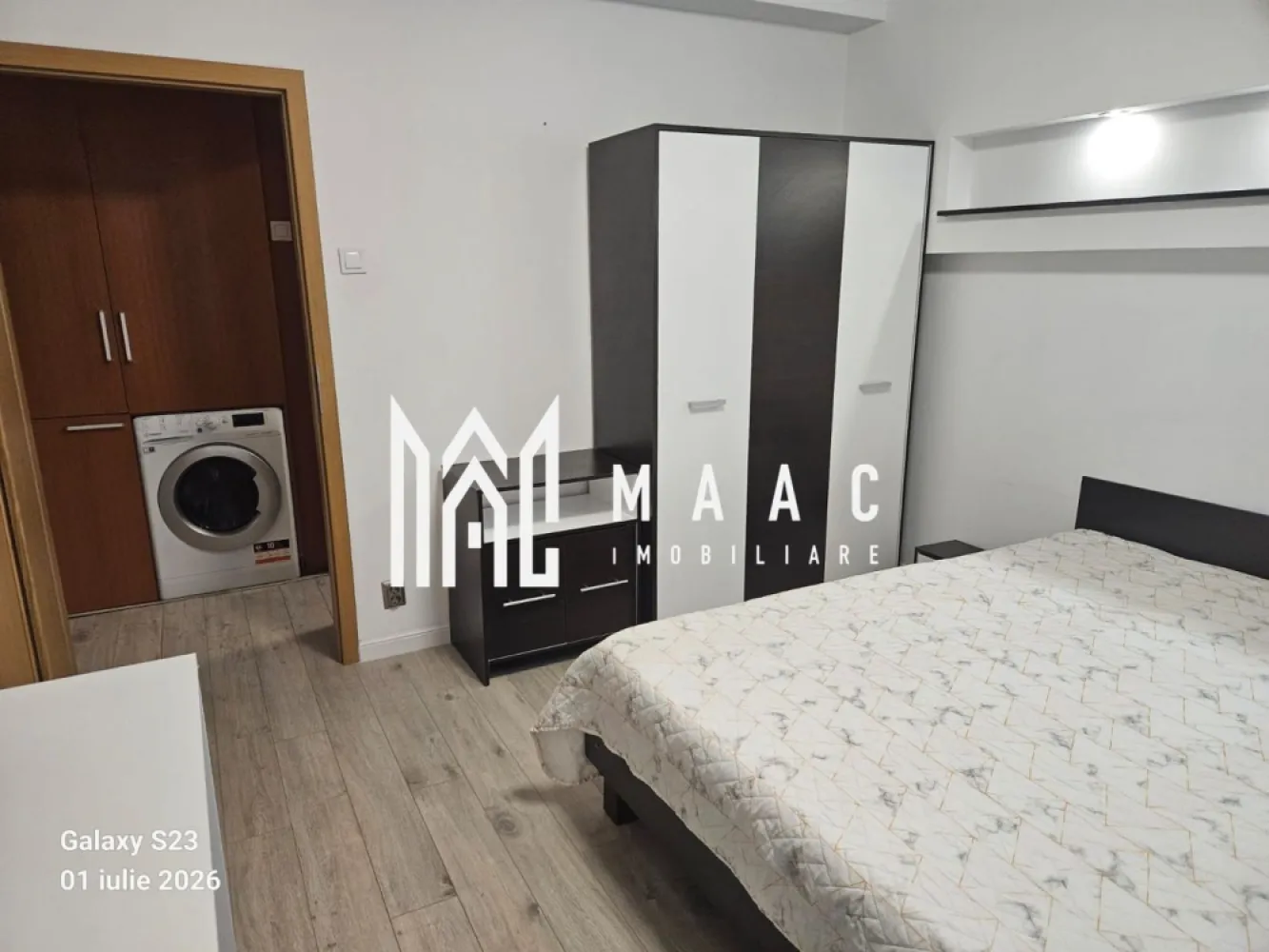 Apartament 3 camere Sibiu | Vasile Aaron | 70 mp, etaj 1, lift - Apartament cu 3 camere de închiriat în Sibiu, zona Vasile Aaron, cu 70 mp utili, situat la etajul 1 al unui bloc cu lift, cu balcon și loc de parcare.

Detalii proprietate:
• Suprafață utilă: 70 mp
• 3 camere, 2 dormitoare, 1 baie și 1 bucătărie
• Etaj 1
• An construcție: 1980
• Balcon închis și baie cu geam
• Centrală termică proprie
• Bucătărie utilată cu plită electrică, cuptor electric, cuptor cu microunde și combină frigorifică
• Include mașină de spălat vase și mașină de spălat rufe cu uscător
• 1 loc de parcare

Zona Vasile Aaron oferă acces facil la locuri de joacă, magazine și alte puncte de interes din Sibiu, iar poziționarea apartamentului face deplasările de zi cu zi mai comode.

Pentru mai multe detalii și programarea unei vizionări, contactați-ne și menționați Cod anunț CP3215886.

Conținut optimizat cu AI, aprobat de agent uman.