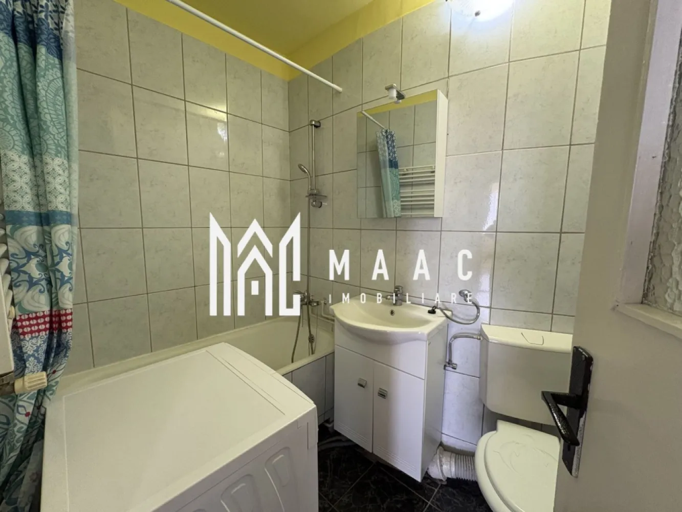 Apartament 2 camere de închiriat | Central, Sibiu | 60 mp - Apartament de închiriat cu 2 camere în zona Central din Sibiu, cu 60 mp utili și amplasare la etajul 4 din 4, potrivit pentru locuire cu acces rapid la puncte importante din oraș.

Detalii proprietate:
• Apartament cu 2 camere
• Suprafață utilă: 60 mp
• Etaj 4 din 4
• An construcție: 1980
• Confort 1

Poziționarea în zona Centrală din Sibiu oferă acces rapid către Poliție, facultate și magazine, ceea ce susține un ritm de zi cu zi practic și conectat la facilitățile urbane.

Pentru detalii suplimentare și programarea unei vizionări, contactați echipa MAAC Imobiliare și menționați Cod anunț CP3215901.

Conținut optimizat cu AI, aprobat de agent uman.