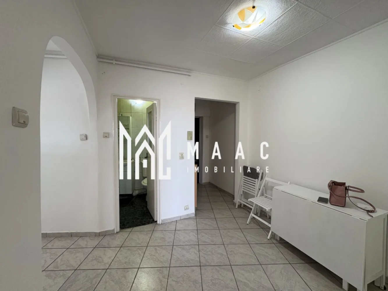 Apartament 2 camere de închiriat | Central, Sibiu | 60 mp - Apartament de închiriat cu 2 camere în zona Central din Sibiu, cu 60 mp utili și amplasare la etajul 4 din 4, potrivit pentru locuire cu acces rapid la puncte importante din oraș.

Detalii proprietate:
• Apartament cu 2 camere
• Suprafață utilă: 60 mp
• Etaj 4 din 4
• An construcție: 1980
• Confort 1

Poziționarea în zona Centrală din Sibiu oferă acces rapid către Poliție, facultate și magazine, ceea ce susține un ritm de zi cu zi practic și conectat la facilitățile urbane.

Pentru detalii suplimentare și programarea unei vizionări, contactați echipa MAAC Imobiliare și menționați Cod anunț CP3215901.

Conținut optimizat cu AI, aprobat de agent uman.