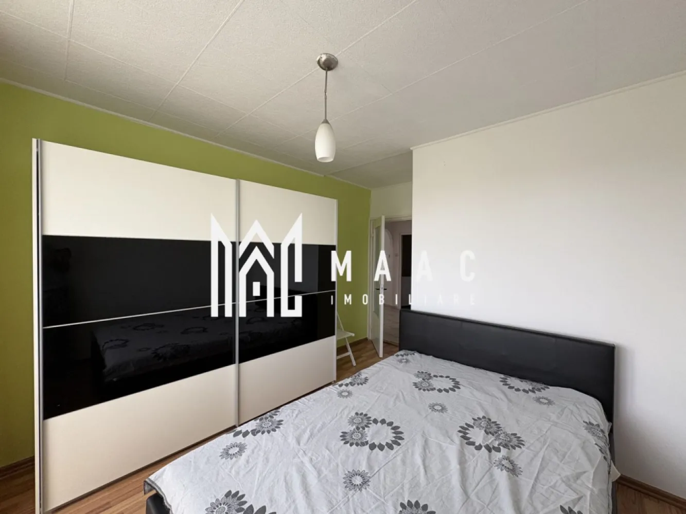 Apartament 2 camere de închiriat | Central, Sibiu | 60 mp - Apartament de închiriat cu 2 camere în zona Central din Sibiu, cu 60 mp utili și amplasare la etajul 4 din 4, potrivit pentru locuire cu acces rapid la puncte importante din oraș.

Detalii proprietate:
• Apartament cu 2 camere
• Suprafață utilă: 60 mp
• Etaj 4 din 4
• An construcție: 1980
• Confort 1

Poziționarea în zona Centrală din Sibiu oferă acces rapid către Poliție, facultate și magazine, ceea ce susține un ritm de zi cu zi practic și conectat la facilitățile urbane.

Pentru detalii suplimentare și programarea unei vizionări, contactați echipa MAAC Imobiliare și menționați Cod anunț CP3215901.

Conținut optimizat cu AI, aprobat de agent uman.