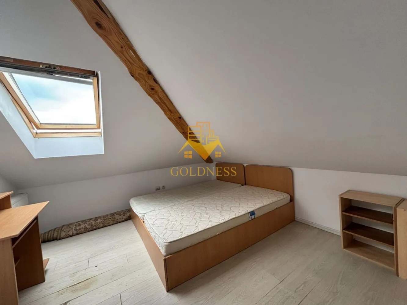2 camere, modern, 70 mp, Viorelelor, Mărăști, CESAROM, Plevnei, IRA - GOLDNESS Imobiliare vă propune spre închiriere un apartament cu 2 camere open-space, complet mobilat și utilat, la mansardă. Imobilul este situat pe strada Viorelelor, cartierul Mărăști.
Dispune de loc de parcare!
Apartamentul urmează sa fie recondiționat și utilat după preferințele chiriașului.

Se află în apropierea stațiilor de transport în comun, magazine, restaurante, spații verzi, farmacii, etc.

Apartamentul este compartimentat astfel:
- dormitor cu pat matrimonial, dressing, noptiere.
- living cu bucatarie open space complet utilată și mobilată, canapea extensibilă, loc de servit masa
- baie cu cabina de dus, calorifer port prosop și dulap pentru depozitare.

Imobilul este dotat cu toate cele necesare- centrală proprie, AC, frigider, aragaz, hotă, mașină de spălat haine, etc.

Dacă sunteți interesați de acest apartament și doriți să îl vizionați, dar și pentru alte oferte nu ezitați să ne contactați telefonic sau prin e-mail. Vă stăm la dispoziție!
Pentru intermediere se percepe un comision de 50% din prețul chiriei!