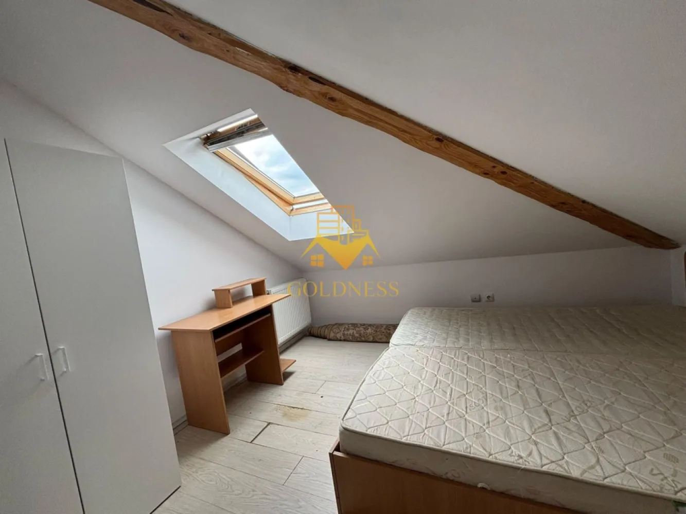 2 camere, modern, 70 mp, Viorelelor, Mărăști, CESAROM, Plevnei, IRA - GOLDNESS Imobiliare vă propune spre închiriere un apartament cu 2 camere open-space, complet mobilat și utilat, la mansardă. Imobilul este situat pe strada Viorelelor, cartierul Mărăști.
Dispune de loc de parcare!
Apartamentul urmează sa fie recondiționat și utilat după preferințele chiriașului.

Se află în apropierea stațiilor de transport în comun, magazine, restaurante, spații verzi, farmacii, etc.

Apartamentul este compartimentat astfel:
- dormitor cu pat matrimonial, dressing, noptiere.
- living cu bucatarie open space complet utilată și mobilată, canapea extensibilă, loc de servit masa
- baie cu cabina de dus, calorifer port prosop și dulap pentru depozitare.

Imobilul este dotat cu toate cele necesare- centrală proprie, AC, frigider, aragaz, hotă, mașină de spălat haine, etc.

Dacă sunteți interesați de acest apartament și doriți să îl vizionați, dar și pentru alte oferte nu ezitați să ne contactați telefonic sau prin e-mail. Vă stăm la dispoziție!
Pentru intermediere se percepe un comision de 50% din prețul chiriei!