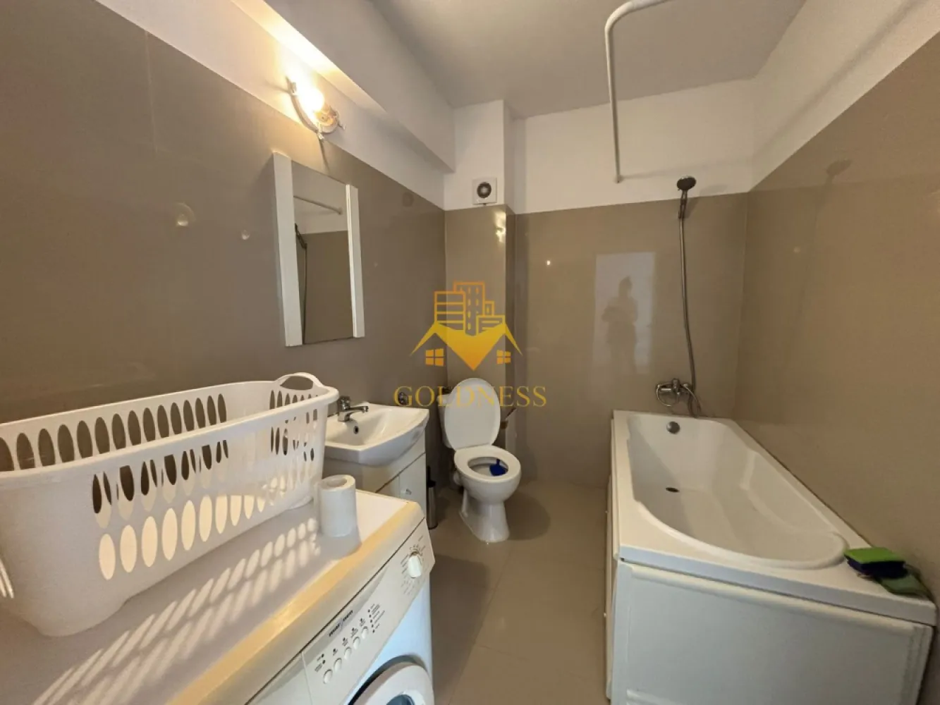 2 camere, modern, 70 mp, Viorelelor, Mărăști, CESAROM, Plevnei, IRA - GOLDNESS Imobiliare vă propune spre închiriere un apartament cu 2 camere open-space, complet mobilat și utilat, la mansardă. Imobilul este situat pe strada Viorelelor, cartierul Mărăști.
Dispune de loc de parcare!
Apartamentul urmează sa fie recondiționat și utilat după preferințele chiriașului.

Se află în apropierea stațiilor de transport în comun, magazine, restaurante, spații verzi, farmacii, etc.

Apartamentul este compartimentat astfel:
- dormitor cu pat matrimonial, dressing, noptiere.
- living cu bucatarie open space complet utilată și mobilată, canapea extensibilă, loc de servit masa
- baie cu cabina de dus, calorifer port prosop și dulap pentru depozitare.

Imobilul este dotat cu toate cele necesare- centrală proprie, AC, frigider, aragaz, hotă, mașină de spălat haine, etc.

Dacă sunteți interesați de acest apartament și doriți să îl vizionați, dar și pentru alte oferte nu ezitați să ne contactați telefonic sau prin e-mail. Vă stăm la dispoziție!
Pentru intermediere se percepe un comision de 50% din prețul chiriei!