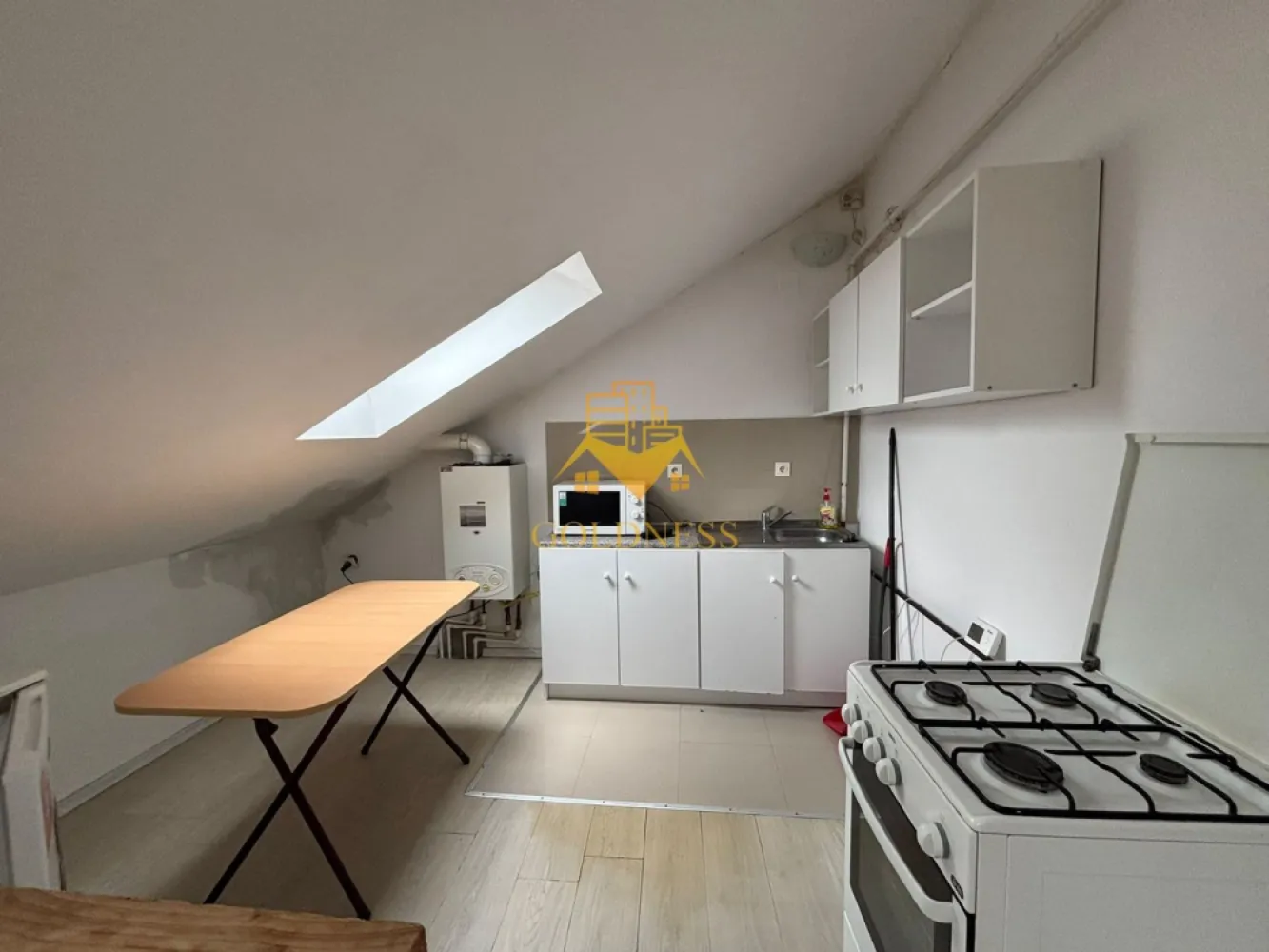 2 camere, modern, 70 mp, Viorelelor, Mărăști, CESAROM, Plevnei, IRA - GOLDNESS Imobiliare vă propune spre închiriere un apartament cu 2 camere open-space, complet mobilat și utilat, la mansardă. Imobilul este situat pe strada Viorelelor, cartierul Mărăști.
Dispune de loc de parcare!
Apartamentul urmează sa fie recondiționat și utilat după preferințele chiriașului.

Se află în apropierea stațiilor de transport în comun, magazine, restaurante, spații verzi, farmacii, etc.

Apartamentul este compartimentat astfel:
- dormitor cu pat matrimonial, dressing, noptiere.
- living cu bucatarie open space complet utilată și mobilată, canapea extensibilă, loc de servit masa
- baie cu cabina de dus, calorifer port prosop și dulap pentru depozitare.

Imobilul este dotat cu toate cele necesare- centrală proprie, AC, frigider, aragaz, hotă, mașină de spălat haine, etc.

Dacă sunteți interesați de acest apartament și doriți să îl vizionați, dar și pentru alte oferte nu ezitați să ne contactați telefonic sau prin e-mail. Vă stăm la dispoziție!
Pentru intermediere se percepe un comision de 50% din prețul chiriei!