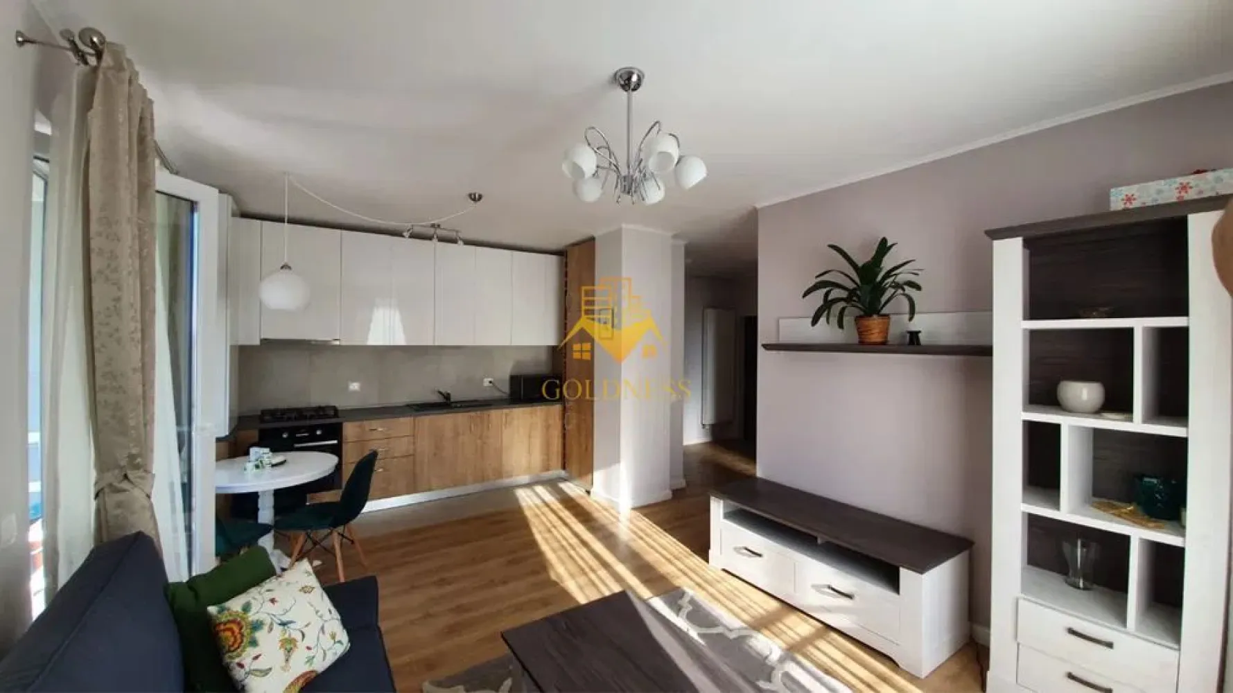 2 camere, modern, parcare, bloc nou, Europa Zona Calea Turzii, Toyota - GOLDNESS Imobiliare vă propune spre închiriere un apartament cu 2 camere complet mobilat și utilat, la etajul 1 într-un imobil de 4 etaje, în cartierul Europa. Apartamentul este compartimentat astfel:
 - dormitor cu pat matrimonial, dressing, noptiere
 - living cu bucatarie open-space complet utilată, canapea extensibla, loc de servit masa 
 - baie cu cada, calorifer port prosop inox și dulap pentru depozitare.
 - balcon de 5 mp.

Imobilul este dotat cu toate cele necesare- centrală proprie, mașină de spălat haine, frigider, plită electrică, hotă, TV, etc. 
Se află în apropierea stațiilor de transport în comun, magazine, restaurante, spații verzi, farmacii, etc. 
Dispune de un loc de parcare subterana!

Dacă sunteți interesați de acest apartament și doriți să îl vizionați, dar și pentru alte oferte sau detalii nu ezitați să ne contactați telefonic sau prin e-mail - goldnessimobiliare@gmail.com. Vă stăm la dispoziție!