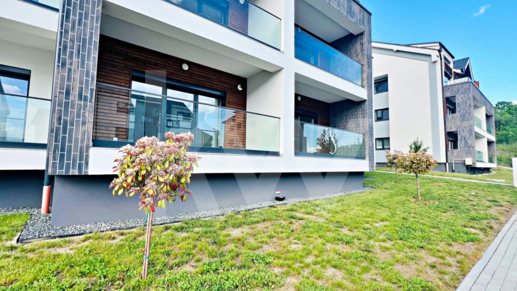 Apartament tip STUDIO et.1 - Vila cu design modern în Cristian-Sibiu - De Vânzare: Apartament Tip Studio cu 1 Cameră - Sibiu, Cristian 
INTĂBULAT!!!
Preț: 64500 euro cu TVA de 21 % inclus 
Avans 20%
Caracteristici Generale:

Suprafață utilă: 37.54 mp
Logie: 7.63 mp
Etaj: 1/2 (Clădire P+2E, cu 4 apartamente pe nivel)

Descriere și Avantaje:

Locație exclusivistă: 
Ansamblul rezidențial situat în zona Cristian, la doar 4 minute de zona Industrială Vest și Metro, și 15 minute de centrul istoric al Sibiului.
Design modern: Stil arhitectural unic, cu insertii de larice siberian.
- Încălzire în pardoseală
- Izolație cu vată bazaltică
- Ferestre termopan cu 3 foi de sticlă
- Jaluzele exterioare electrice
- Terasă generoasă
- Zone verzi amenajate
- Casa scării finisată cu gresie și balustradă metalică
- Balcon: Orientare sudică, predat finisat cu granit și sticlă securizată.
- Loc de parcare: Inclus în preț.
Important! Băile sunt amenajate cu mobilier elegant Kroner și dotate cu obiecte sanitare de înaltă calitate Grohe și Ramon Soler, pentru un plus de confort și rafinament.
Priveliste: Superbă, cu vedere spre munți și înconjurată de spații verzi (ocupare teritorială de doar 25%, restul fiind spații verzi).

Facilități ansamblu:
- 4 locuri de joacă pentru copii
- Teren de fotbal
- Vegetație bogată

Predare: Gata de predare!!!