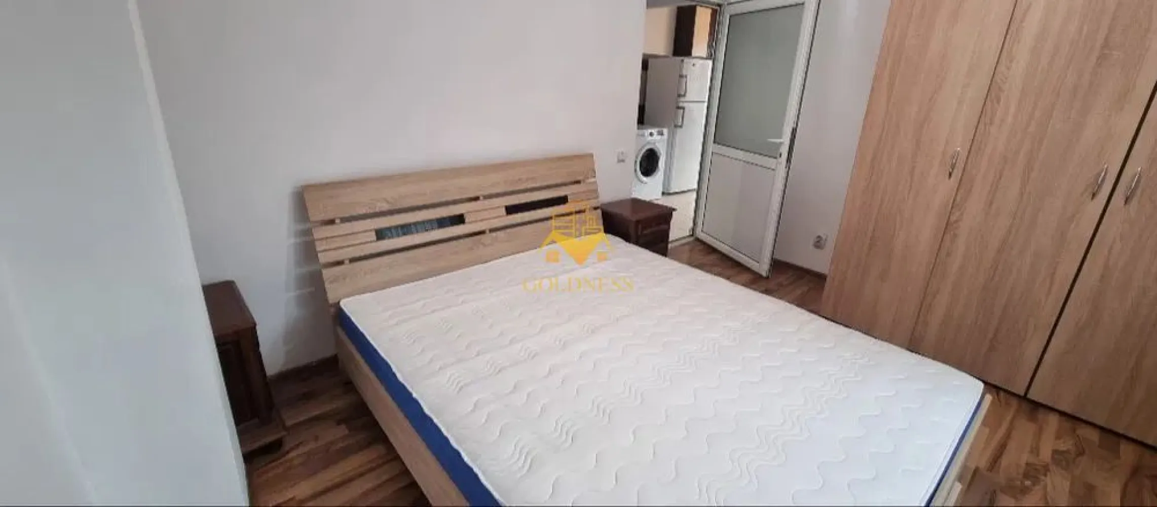 2 camere, parcare, curte, Marasti, Fabricii, Mega Image - GOLDNESS Imobiliare vă propune spre închiriere un apartament cu 2 camere complet mobilat și utilat, la parter într-o casa de 2 etaje, în Cartierul Mărăști . 

Dispune de loc de parcare!

Se află în apropierea stațiilor de transport în comun, magazine, restaurante, spații verzi, farmacii, etc. 

Apartamentul este compartimentat astfel:
 - dormitor cu pat matrimonial, dressing, noptiere
 - living cu bucatarie open space complet utilată și mobilată, canapea extensibilă, loc de servit masa 
 - baie cu cabina de dus, calorifer port prosop și dulap pentru depozitare.
 

Imobilul este dotat cu toate cele necesare- centrală proprie, frigider, aragaz, hotă, mașină de spălat haine, etc. 

Dacă sunteți interesați de acest apartament și doriți să îl vizionați, dar și pentru alte oferte nu ezitați să ne contactați telefonic sau prin e-mail. Vă stăm la dispoziție!
Pentru intermediere se percepe un comision de 50% din prețul chiriei