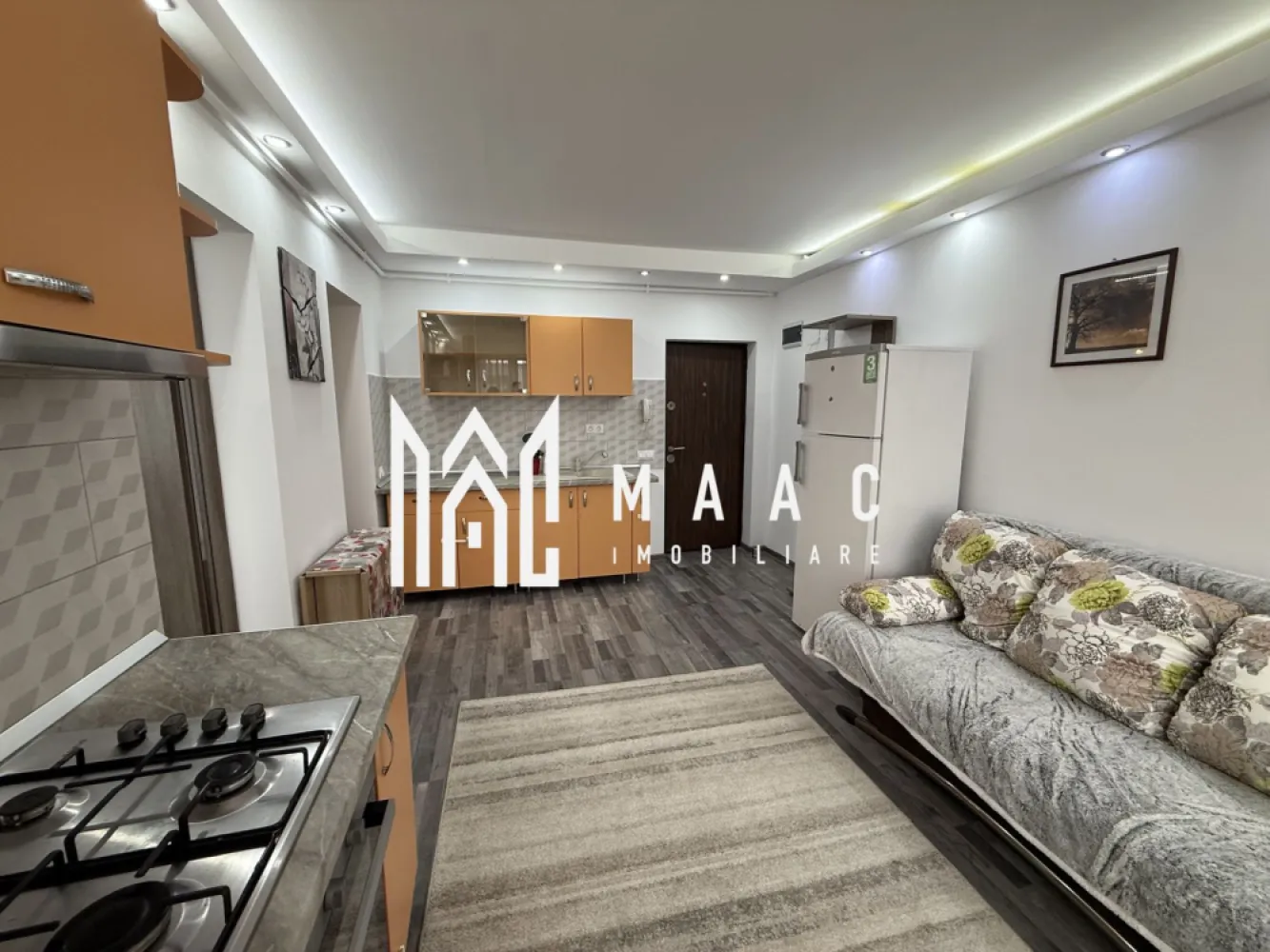 Apartament 2 camere | Balcon | Parcare | Arhitectilor - MAAC Imobiliare vă prezintă un apartament cu 2 camere, situat la etajul 3 al unui imobil din Cartierul Arhitecților.

Caracteristici:
Apartament cu 2 camere, ideal pentru locuință proprie sau investiție.
Suprafață utilă de 31,5 mp și suprafață totală de 34,5 mp.
Etaj 3/3.
An construcție 2017.
Orientare sud-vest, care asigură lumină naturală pe parcursul zilei.
Apartamentul a fost renovat complet recent.

Compartimentare:
Living open space cu bucătărie, cu acces direct pe balcon.
Balcon deschis, cu suprafața de aproximativ 3 mp.
Dormitor mobilat complet.
Baie dotată cu geam pentru aerisire naturală.

Dotări și confort:
Centrală termică proprie cu calorifere.
Apartamentul se vinde complet mobilat și utilat, exact ca în poze.

Avantaje locație:
Acces rapid către oraș, mijloace de transport în comun și principalele puncte de interes.
În apropiere se regăsesc magazine, servicii și facilități necesare traiului zilnic.

Pentru mai multe detalii, precizati telefonic ca ati vizionat anuntul cu ID: CP2938955