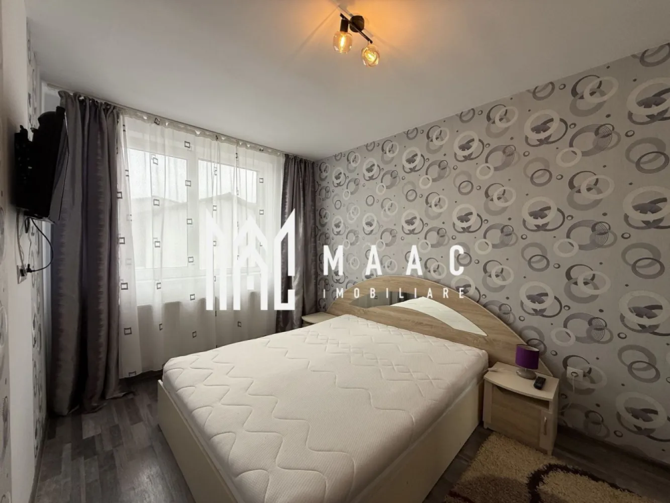 Apartament 2 camere | Balcon | Parcare | Arhitectilor - MAAC Imobiliare vă prezintă un apartament cu 2 camere, situat la etajul 3 al unui imobil din Cartierul Arhitecților.

Caracteristici:
Apartament cu 2 camere, ideal pentru locuință proprie sau investiție.
Suprafață utilă de 31,5 mp și suprafață totală de 34,5 mp.
Etaj 3/3.
An construcție 2017.
Orientare sud-vest, care asigură lumină naturală pe parcursul zilei.
Apartamentul a fost renovat complet recent.

Compartimentare:
Living open space cu bucătărie, cu acces direct pe balcon.
Balcon deschis, cu suprafața de aproximativ 3 mp.
Dormitor mobilat complet.
Baie dotată cu geam pentru aerisire naturală.

Dotări și confort:
Centrală termică proprie cu calorifere.
Apartamentul se vinde complet mobilat și utilat, exact ca în poze.

Avantaje locație:
Acces rapid către oraș, mijloace de transport în comun și principalele puncte de interes.
În apropiere se regăsesc magazine, servicii și facilități necesare traiului zilnic.

Pentru mai multe detalii, precizati telefonic ca ati vizionat anuntul cu ID: CP2938955