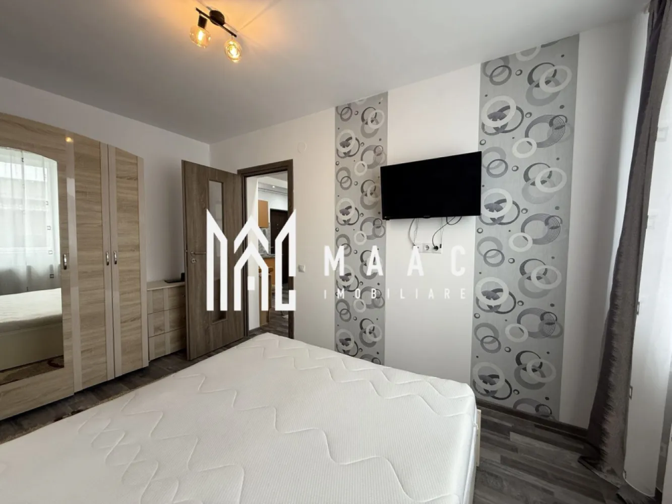 Apartament 2 camere | Balcon | Parcare | Arhitectilor - MAAC Imobiliare vă prezintă un apartament cu 2 camere, situat la etajul 3 al unui imobil din Cartierul Arhitecților.

Caracteristici:
Apartament cu 2 camere, ideal pentru locuință proprie sau investiție.
Suprafață utilă de 31,5 mp și suprafață totală de 34,5 mp.
Etaj 3/3.
An construcție 2017.
Orientare sud-vest, care asigură lumină naturală pe parcursul zilei.
Apartamentul a fost renovat complet recent.

Compartimentare:
Living open space cu bucătărie, cu acces direct pe balcon.
Balcon deschis, cu suprafața de aproximativ 3 mp.
Dormitor mobilat complet.
Baie dotată cu geam pentru aerisire naturală.

Dotări și confort:
Centrală termică proprie cu calorifere.
Apartamentul se vinde complet mobilat și utilat, exact ca în poze.

Avantaje locație:
Acces rapid către oraș, mijloace de transport în comun și principalele puncte de interes.
În apropiere se regăsesc magazine, servicii și facilități necesare traiului zilnic.

Pentru mai multe detalii, precizati telefonic ca ati vizionat anuntul cu ID: CP2938955