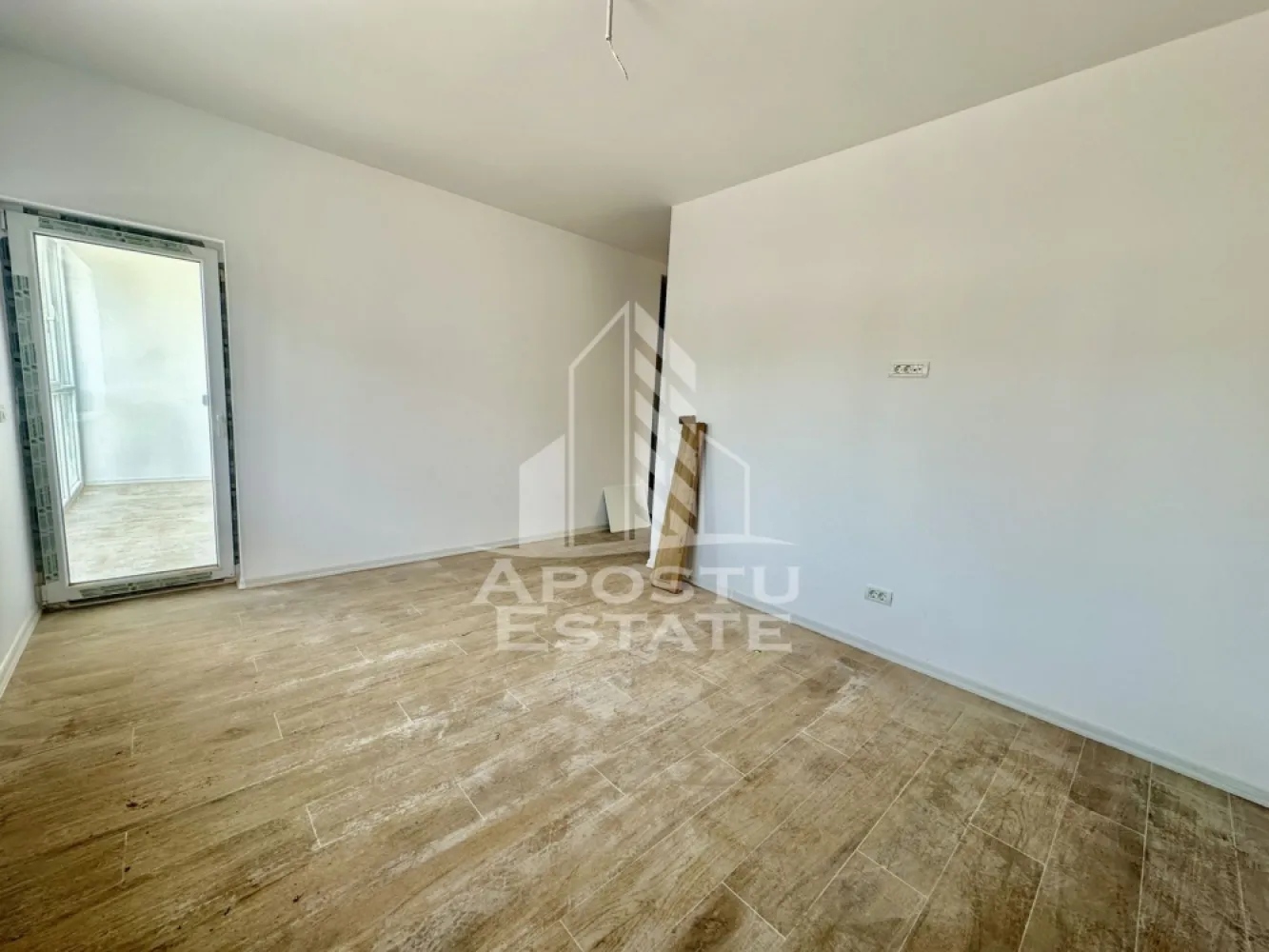 Apartament cu 2 camere, decomandat, zona Planetelor - APOSTU ESTATE va ofera spre vanzare un apartament cu 2 camere, decomandat, situat la parter, in zona Planetelor din Giroc, judetul Timis.
Dispune de o suprafata utila de 53 mp + balcon inchis de aproximativ 5 mp fiecare.
Confortul termic se realizeaza cu ajutorul centralei proprii pe gaz cu incalzire in pardoseala.
1 loc de parcare.
Regimul de inaltime al blocului este P+2+M
Geamuri tripan de la Gealan, usi Klassen.
Pe etaj sunt 3 apartamente.
Acoperis de tigla de beton, pod izolat.
Vecinatati: Lidl, Mega Image, statie autobuz, sala fitness, farmacie, Profi non stop, Kik, Pepco, etc

Compartimentare:
- living
- bucatarie inchisa
- baie
- dormitor
- balcon

Pretul este 89.000 euro negociabil
Te astept cu drag la o vizionare si poti deveni chiar tu noul proprietar al acestui apartament.
CP 2509588