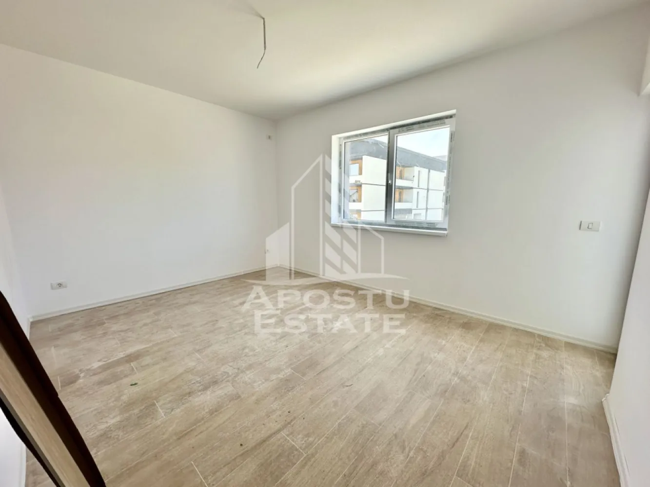 Apartament cu 2 camere, decomandat, zona Planetelor - APOSTU ESTATE va ofera spre vanzare un apartament cu 2 camere, decomandat, situat la parter, in zona Planetelor din Giroc, judetul Timis.
Dispune de o suprafata utila de 53 mp + balcon inchis de aproximativ 5 mp fiecare.
Confortul termic se realizeaza cu ajutorul centralei proprii pe gaz cu incalzire in pardoseala.
1 loc de parcare.
Regimul de inaltime al blocului este P+2+M
Geamuri tripan de la Gealan, usi Klassen.
Pe etaj sunt 3 apartamente.
Acoperis de tigla de beton, pod izolat.
Vecinatati: Lidl, Mega Image, statie autobuz, sala fitness, farmacie, Profi non stop, Kik, Pepco, etc

Compartimentare:
- living
- bucatarie inchisa
- baie
- dormitor
- balcon

Pretul este 89.000 euro negociabil
Te astept cu drag la o vizionare si poti deveni chiar tu noul proprietar al acestui apartament.
CP 2509588