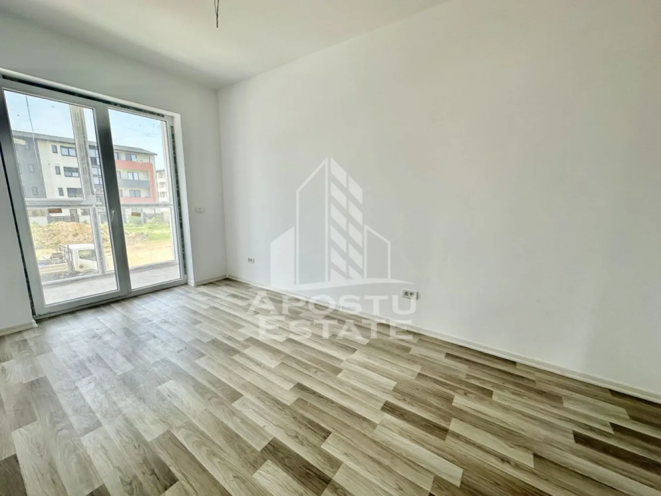 Apartament cu 2 camere, decomandat, zona Planetelor - APOSTU ESTATE va ofera spre vanzare un apartament cu 2 camere, decomandat, situat la parter, in zona Planetelor din Giroc, judetul Timis.
Dispune de o suprafata utila de 53 mp + balcon inchis de aproximativ 5 mp fiecare.
Confortul termic se realizeaza cu ajutorul centralei proprii pe gaz cu incalzire in pardoseala.
1 loc de parcare.
Regimul de inaltime al blocului este P+2+M
Geamuri tripan de la Gealan, usi Klassen.
Pe etaj sunt 3 apartamente.
Acoperis de tigla de beton, pod izolat.
Vecinatati: Lidl, Mega Image, statie autobuz, sala fitness, farmacie, Profi non stop, Kik, Pepco, etc

Compartimentare:
- living
- bucatarie inchisa
- baie
- dormitor
- balcon

Pretul este 89.000 euro negociabil
Te astept cu drag la o vizionare si poti deveni chiar tu noul proprietar al acestui apartament.
CP 2509588