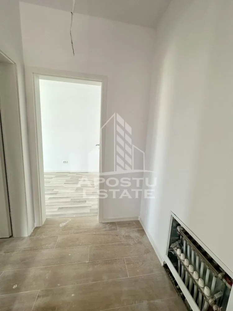Apartament cu 2 camere, decomandat, zona Planetelor - APOSTU ESTATE va ofera spre vanzare un apartament cu 2 camere, decomandat, situat la parter, in zona Planetelor din Giroc, judetul Timis.
Dispune de o suprafata utila de 53 mp + balcon inchis de aproximativ 5 mp fiecare.
Confortul termic se realizeaza cu ajutorul centralei proprii pe gaz cu incalzire in pardoseala.
1 loc de parcare.
Regimul de inaltime al blocului este P+2+M
Geamuri tripan de la Gealan, usi Klassen.
Pe etaj sunt 3 apartamente.
Acoperis de tigla de beton, pod izolat.
Vecinatati: Lidl, Mega Image, statie autobuz, sala fitness, farmacie, Profi non stop, Kik, Pepco, etc

Compartimentare:
- living
- bucatarie inchisa
- baie
- dormitor
- balcon

Pretul este 89.000 euro negociabil
Te astept cu drag la o vizionare si poti deveni chiar tu noul proprietar al acestui apartament.
CP 2509588