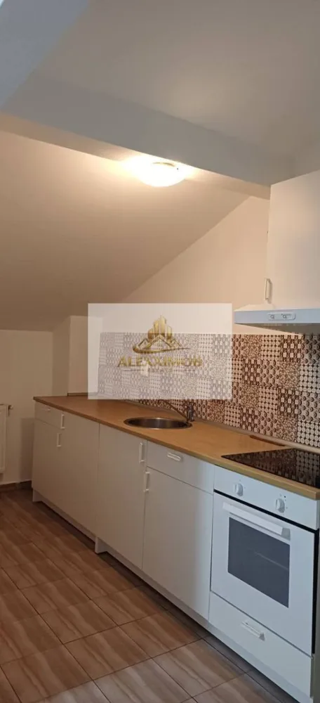 Garsonieră semidecomandată de vânzare – Chiajna/Dudu - 32 mp - Vă propun spre vânzare o garsonieră semidecomandată, situată în Chiajna, cu o suprafață utilă de 32 mp, ideală atât pentru locuit, cât și pentru investiție.

Locuința dispune de un living luminos, bucătărie open-space, baie și spații bine organizate, oferind un ambient confortabil și funcțional. Garsoniera se vinde mobilată și parțial utilată, fiind pregătită pentru mutare sau personalizare după preferințele viitorului proprietar.

Este amplasată la etajul 5 din 5 (mansarda) al unui imobil dotat cu lift, ceea ce oferă un plus de izolare. Beneficiază de centrală termică pe etaj și aer condiționat, pentru un confort sporit pe tot parcursul anului.
Zona este în continuă dezvoltare, cu acces facil către mijloace de transport, magazine, centre comerciale și alte puncte de interes.

Pentru mai multe informații sau pentru programarea unei vizionări, vă stau la dispoziție.

PRET - 40000 E - USOR NEGOCIABIL

tel. 0751454742