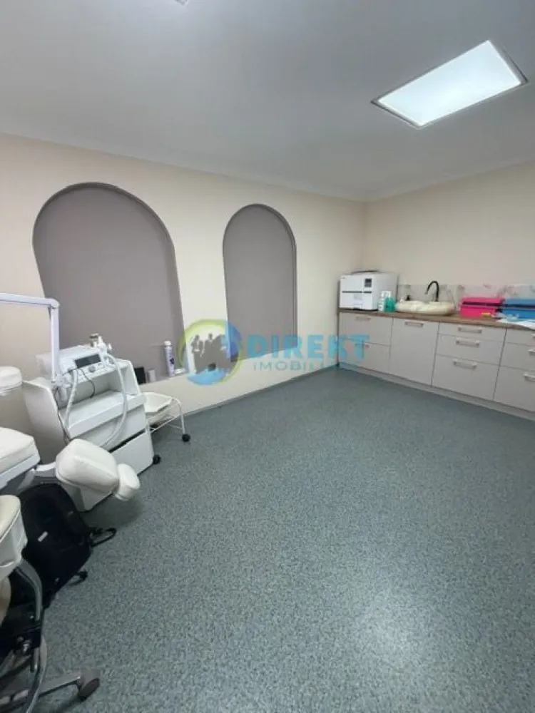 Spatiu comercial zona , Spitalul Judetean - Agentia Direkt Imobiliare propune spre vanzare spatiu comercial pozitionat la parter de bloc , locatie excelenta, cu trafic intens pietonal si auto , in apropierea Spitalului Judetean .

Spatiul este potrivit pentru :

-cabinet medical sau stomatologic

-farmacie

-salon de infrumusetere

-birou

– sediu de firma sau alt activitati comerciale

Caracteristici : -suprafata construita 76,16 mp , utila 70 mp

– acces direct din strada

– vizibilitate foarte buna

– zona intens circulata

– toate utilitatile

Compartimentare : bucatarie inchisa , 4 camere , 2 bai .