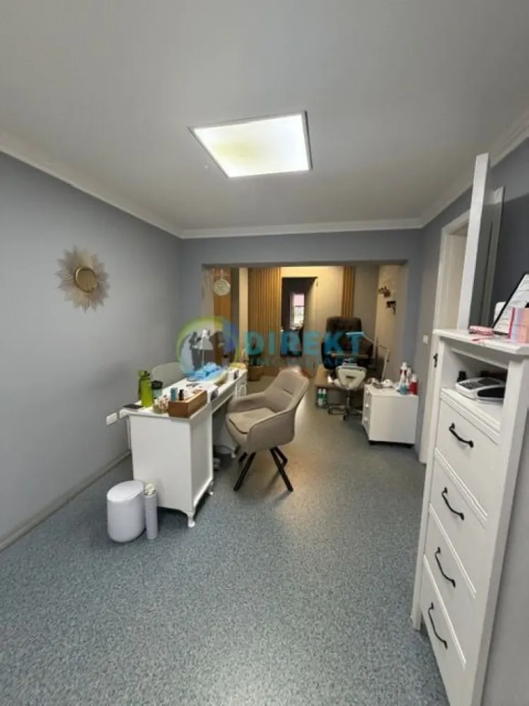 Spatiu comercial zona , Spitalul Judetean - Agentia Direkt Imobiliare propune spre vanzare spatiu comercial pozitionat la parter de bloc , locatie excelenta, cu trafic intens pietonal si auto , in apropierea Spitalului Judetean .

Spatiul este potrivit pentru :

-cabinet medical sau stomatologic

-farmacie

-salon de infrumusetere

-birou

– sediu de firma sau alt activitati comerciale

Caracteristici : -suprafata construita 76,16 mp , utila 70 mp

– acces direct din strada

– vizibilitate foarte buna

– zona intens circulata

– toate utilitatile

Compartimentare : bucatarie inchisa , 4 camere , 2 bai .