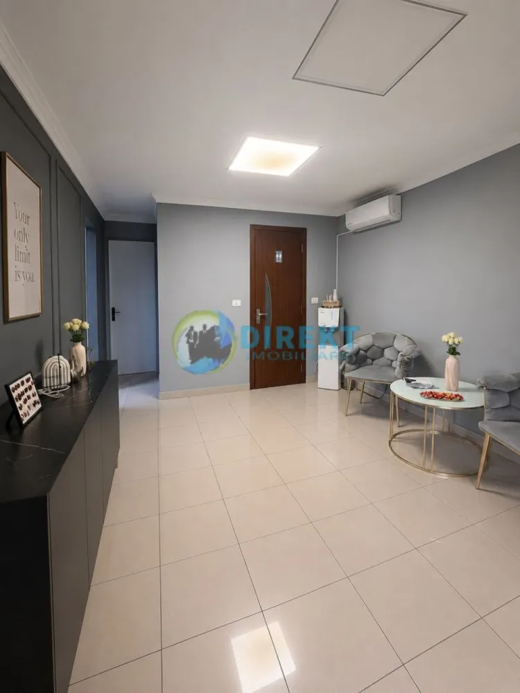 Spatiu comercial zona , Spitalul Judetean - Agentia Direkt Imobiliare propune spre vanzare spatiu comercial pozitionat la parter de bloc , locatie excelenta, cu trafic intens pietonal si auto , in apropierea Spitalului Judetean .

Spatiul este potrivit pentru :

-cabinet medical sau stomatologic

-farmacie

-salon de infrumusetere

-birou

– sediu de firma sau alt activitati comerciale

Caracteristici : -suprafata construita 76,16 mp , utila 70 mp

– acces direct din strada

– vizibilitate foarte buna

– zona intens circulata

– toate utilitatile

Compartimentare : bucatarie inchisa , 4 camere , 2 bai .