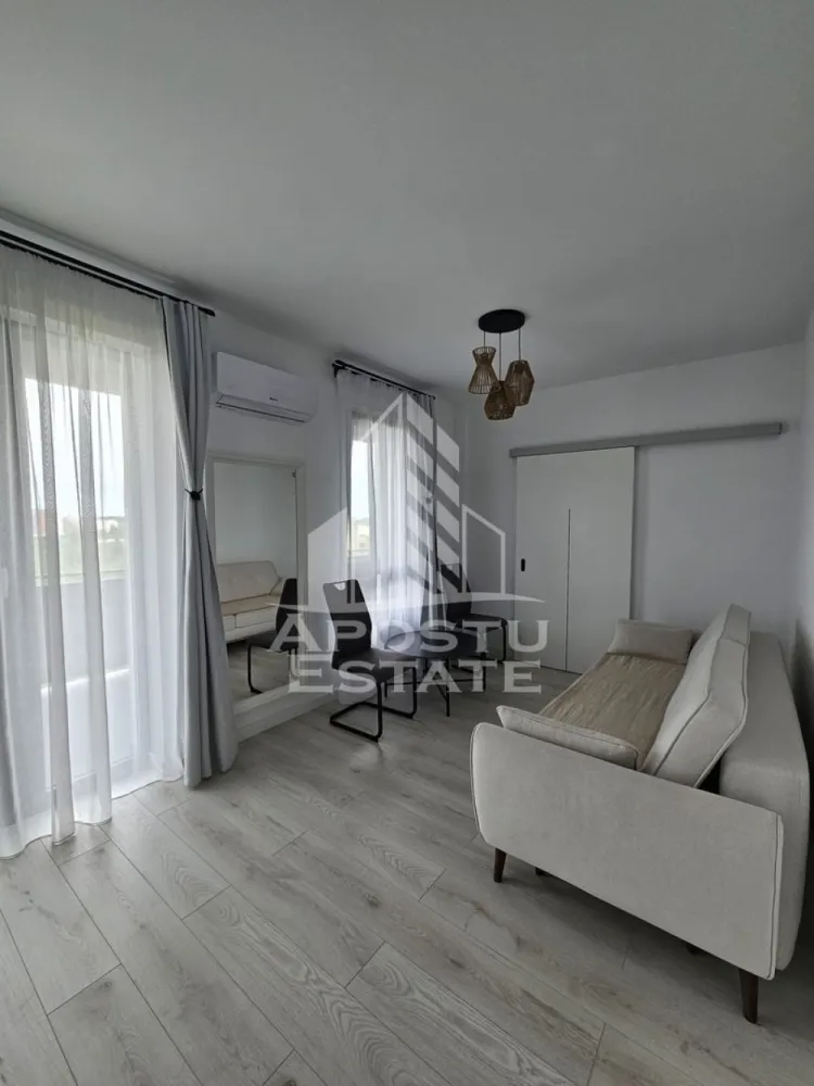 Apartament cu 2 camere, de inchiriat zona Torontalului - Agentia imobiliara APOSTU ESTATE va propune spre inchiriere un apartament cu 2 camere, situat in judetul Timis, Timisoara,zona Torontalului o zona linistita si bine pozitionata pentru cupluri sau familii care isi doresc o locuinta unde sa se simta confortabil si cu acces facil catre scoli, supermarketuri .

Suprafata utila: 52 mp

Compartimentare eficienta:

-Hol de acces.
-Living room spatios si luminos, cu acces catre balcon.
-Bucatarie mobiliata si utilata cu o camaruta pentru depozitare
-Dormitor matrimonial.
-Baie cu dus

Confort si facilitati:

-Incalzirea apartamentului: Incalzirea este realizata prin centrala proprie.

-Nu se accepta animale de companie de catre proprietar.

Localizare:

-Timis, Timisoara, zona Torontalului

Ideal pentru:
-Cupluri.
-Persoane singure.
-Familii

Loc parcare subteran inclus in pret

Pret chirie lunara: 550euro

Programeaza o vizionare pentru a-ti putea imagina viitorul aici!

ID Intern:CP3158313 !