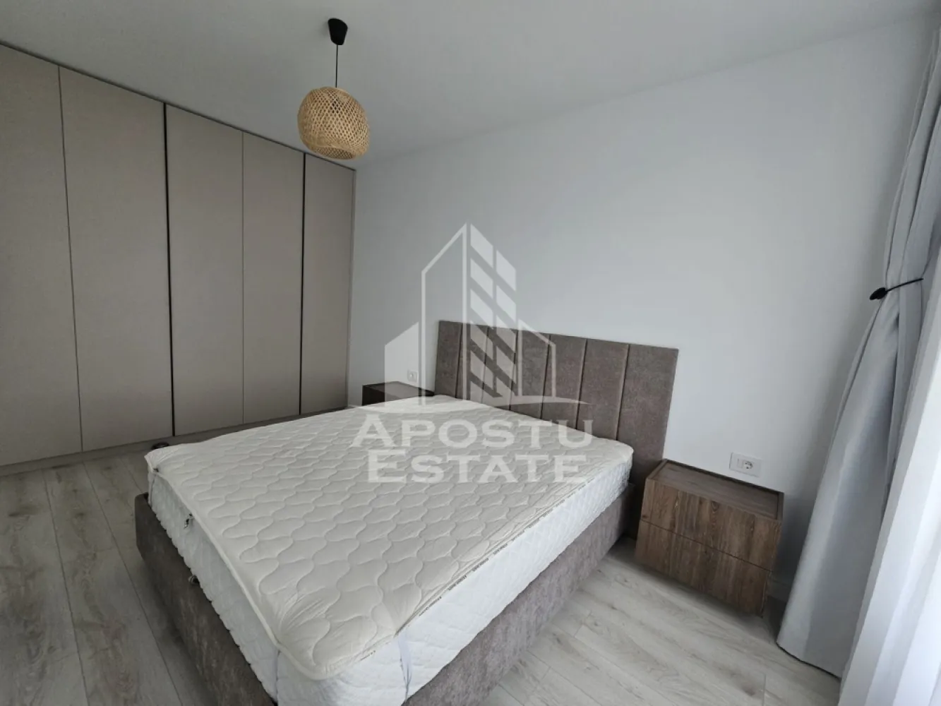 Apartament cu 2 camere, de inchiriat zona Torontalului - Agentia imobiliara APOSTU ESTATE va propune spre inchiriere un apartament cu 2 camere, situat in judetul Timis, Timisoara,zona Torontalului o zona linistita si bine pozitionata pentru cupluri sau familii care isi doresc o locuinta unde sa se simta confortabil si cu acces facil catre scoli, supermarketuri .

Suprafata utila: 52 mp

Compartimentare eficienta:

-Hol de acces.
-Living room spatios si luminos, cu acces catre balcon.
-Bucatarie mobiliata si utilata cu o camaruta pentru depozitare
-Dormitor matrimonial.
-Baie cu dus

Confort si facilitati:

-Incalzirea apartamentului: Incalzirea este realizata prin centrala proprie.

-Nu se accepta animale de companie de catre proprietar.

Localizare:

-Timis, Timisoara, zona Torontalului

Ideal pentru:
-Cupluri.
-Persoane singure.
-Familii

Loc parcare subteran inclus in pret

Pret chirie lunara: 550euro

Programeaza o vizionare pentru a-ti putea imagina viitorul aici!

ID Intern:CP3158313 !