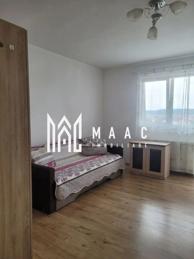 Apartament 2 camere decomandat | Hipodrom 3, Sibiu | balcon 12 mp - Apartament cu 2 camere decomandat în Hipodrom 3, Sibiu, cu 60 mp utili și balcon de 12 mp, pentru cei care caută apartamente de închiriat Sibiu într-un imobil construit în 2008.

Detalii proprietate:
• Suprafață utilă: 60 mp
• Compartimentare: 2 camere decomandate, bucătărie, baie și holuri
• Balcon mare de 12 mp
• Etaj 9 din 11
• Imobil construit în 2008
• Stare bună, complet mobilat
• Centrală proprie, cablu și internet
• Loc de parcare dedicat

Proprietatea este amplasată în zona Hipodrom 3 din Sibiu. Compartimentarea decomandată, balconul generos și parcarea dedicată susțin o utilizare practică a spațiului pentru locuire de zi cu zi.

Cod anunț CP3213429. Contactați echipa MAAC Imobiliare pentru detalii suplimentare și pentru programarea unei vizionări.

Conținut optimizat cu AI, aprobat de agent uman.