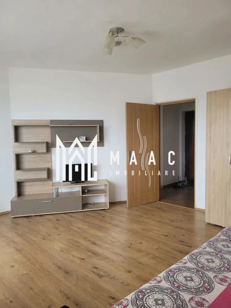 Apartament 2 camere decomandat | Hipodrom 3, Sibiu | balcon 12 mp - Apartament cu 2 camere decomandat în Hipodrom 3, Sibiu, cu 60 mp utili și balcon de 12 mp, pentru cei care caută apartamente de închiriat Sibiu într-un imobil construit în 2008.

Detalii proprietate:
• Suprafață utilă: 60 mp
• Compartimentare: 2 camere decomandate, bucătărie, baie și holuri
• Balcon mare de 12 mp
• Etaj 9 din 11
• Imobil construit în 2008
• Stare bună, complet mobilat
• Centrală proprie, cablu și internet
• Loc de parcare dedicat

Proprietatea este amplasată în zona Hipodrom 3 din Sibiu. Compartimentarea decomandată, balconul generos și parcarea dedicată susțin o utilizare practică a spațiului pentru locuire de zi cu zi.

Cod anunț CP3213429. Contactați echipa MAAC Imobiliare pentru detalii suplimentare și pentru programarea unei vizionări.

Conținut optimizat cu AI, aprobat de agent uman.